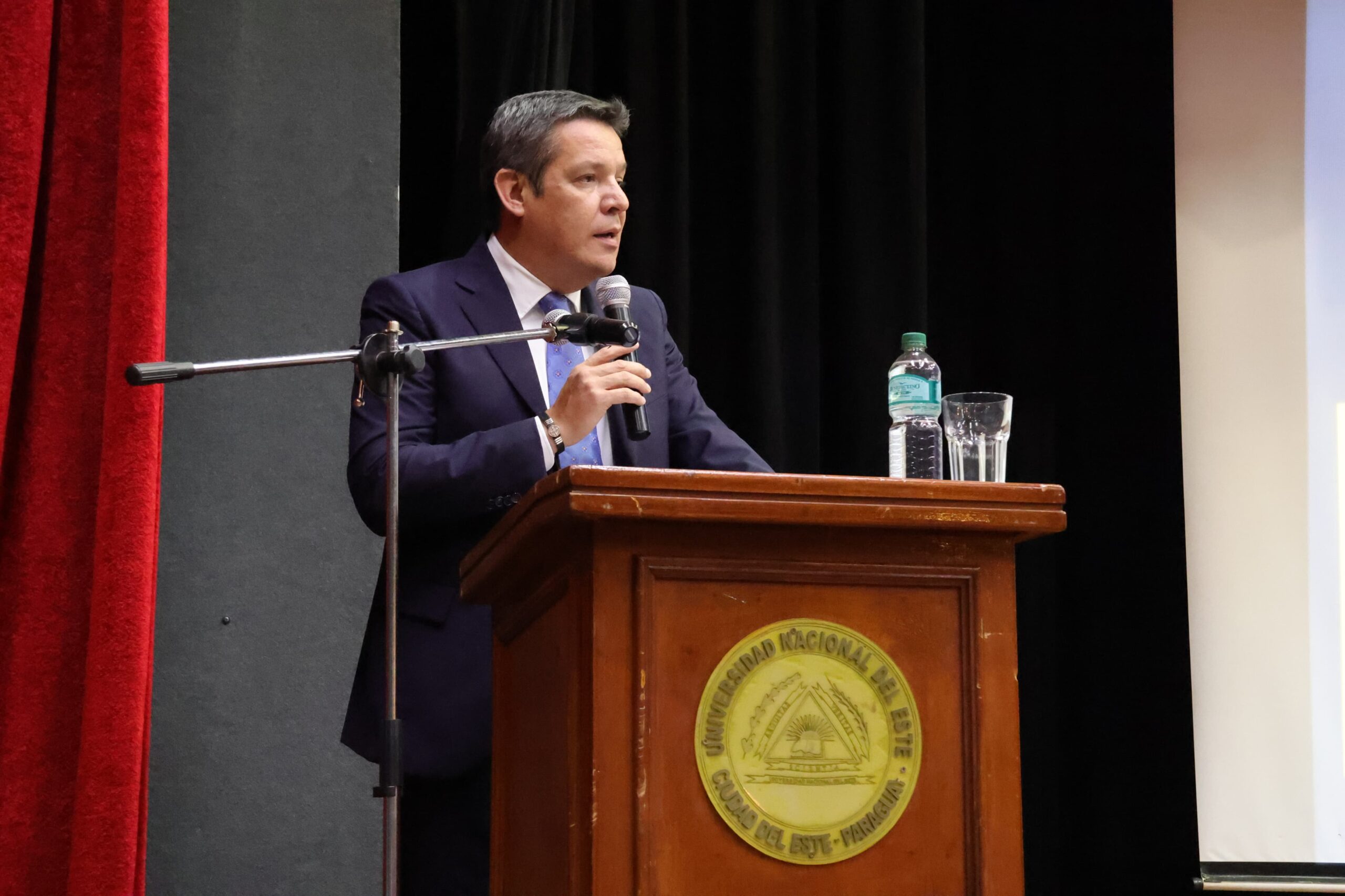 Director financiero de ITAIPU brindó conferencia por Semana del Economista en la UNE