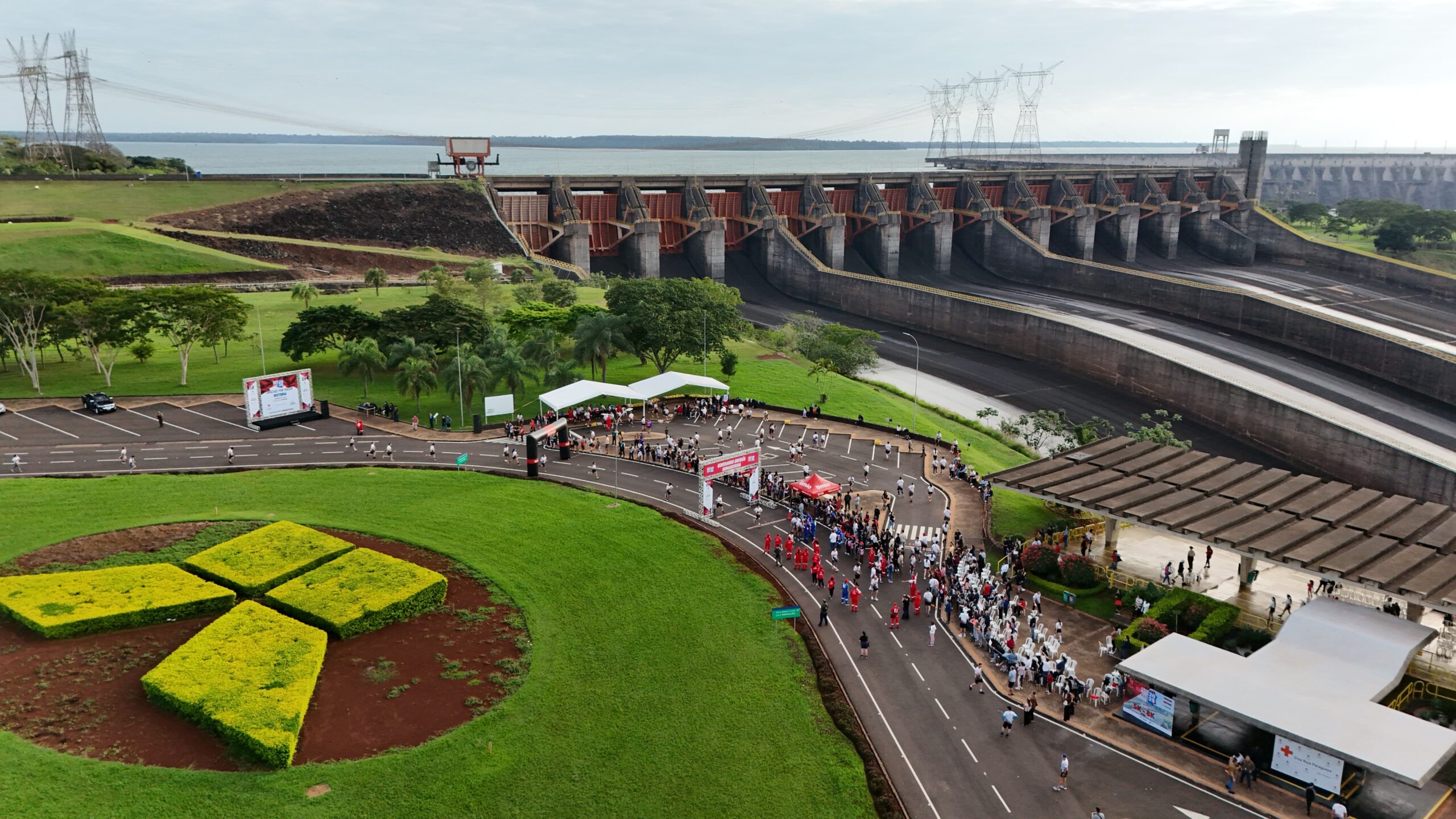 Con participación de 700 atletas se realizó la corrida solidaria de Cruz Roja en ITAIPU