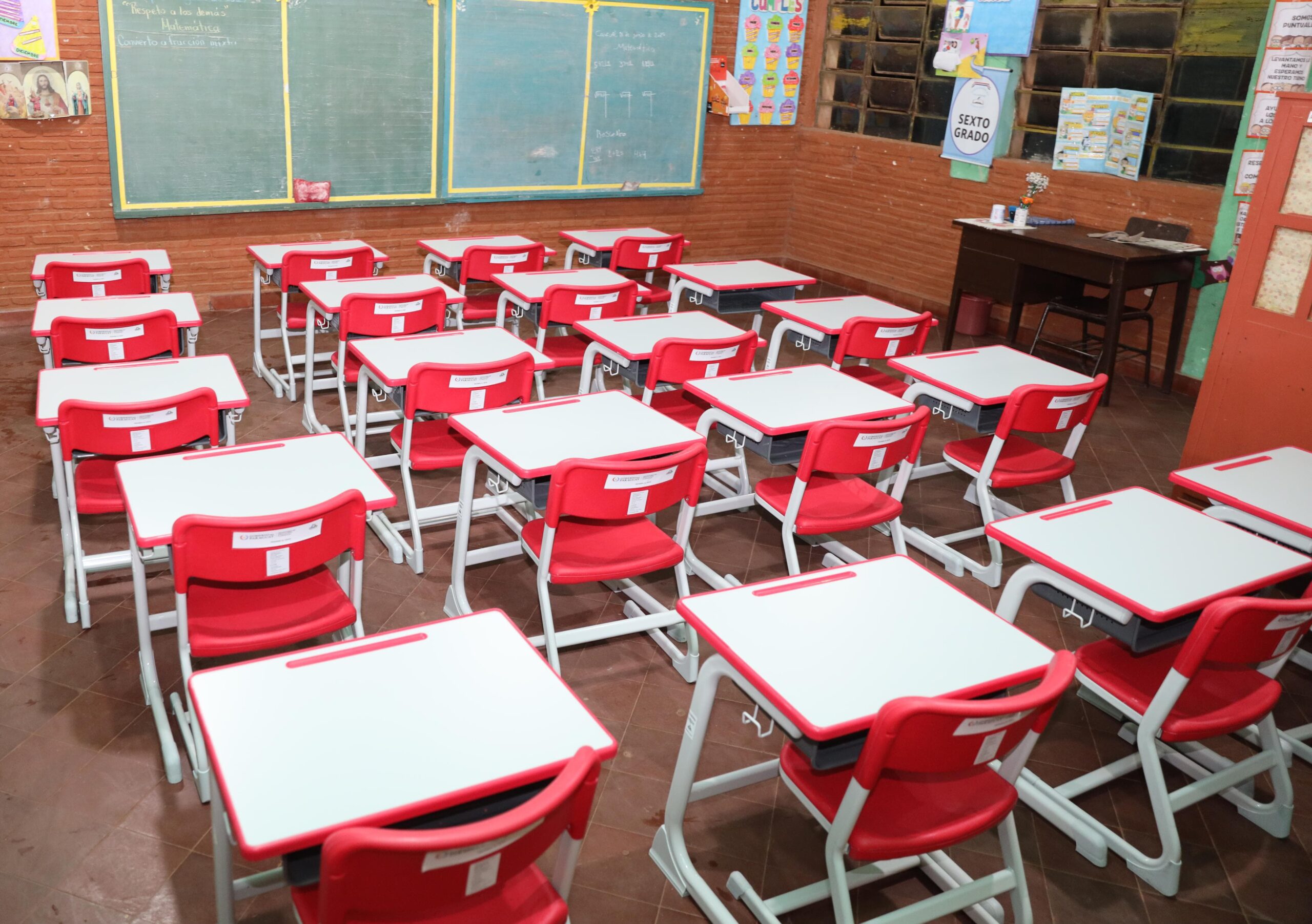 Se entregaron más de 239 mil muebles escolares adquiridos por ITAIPU, que equivale al 73 % del total previsto