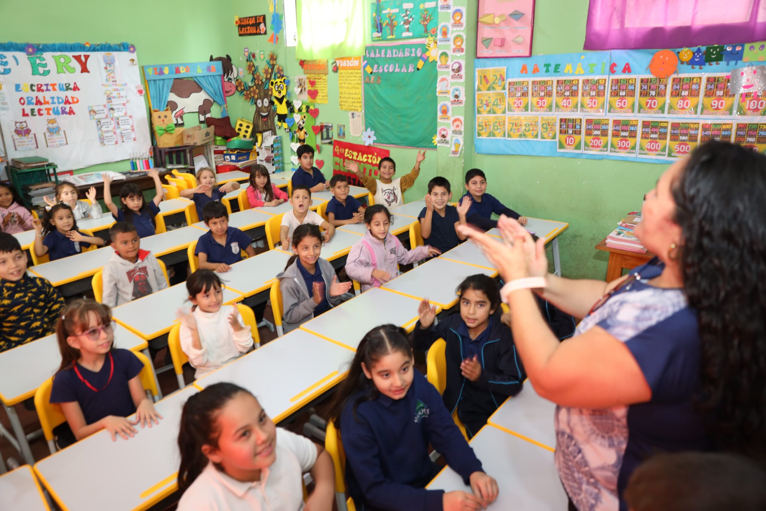 Avanza entrega de muebles escolares adquiridos por ITAIPU en distritos priorizados por el Sistema de Protección Social