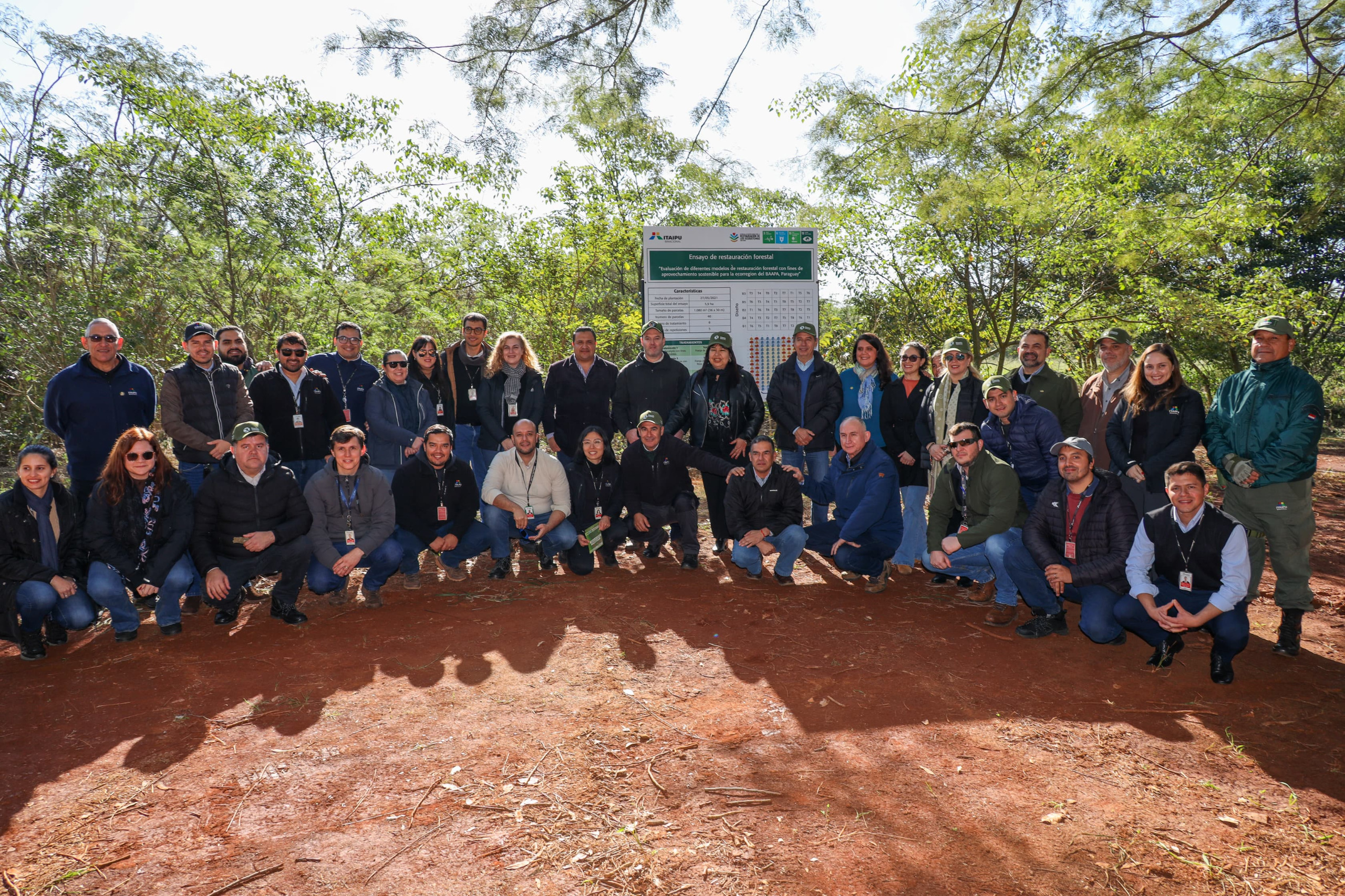 Autoridades del Mades y de la UNA verifican restauración forestal realizada por ITAIPU