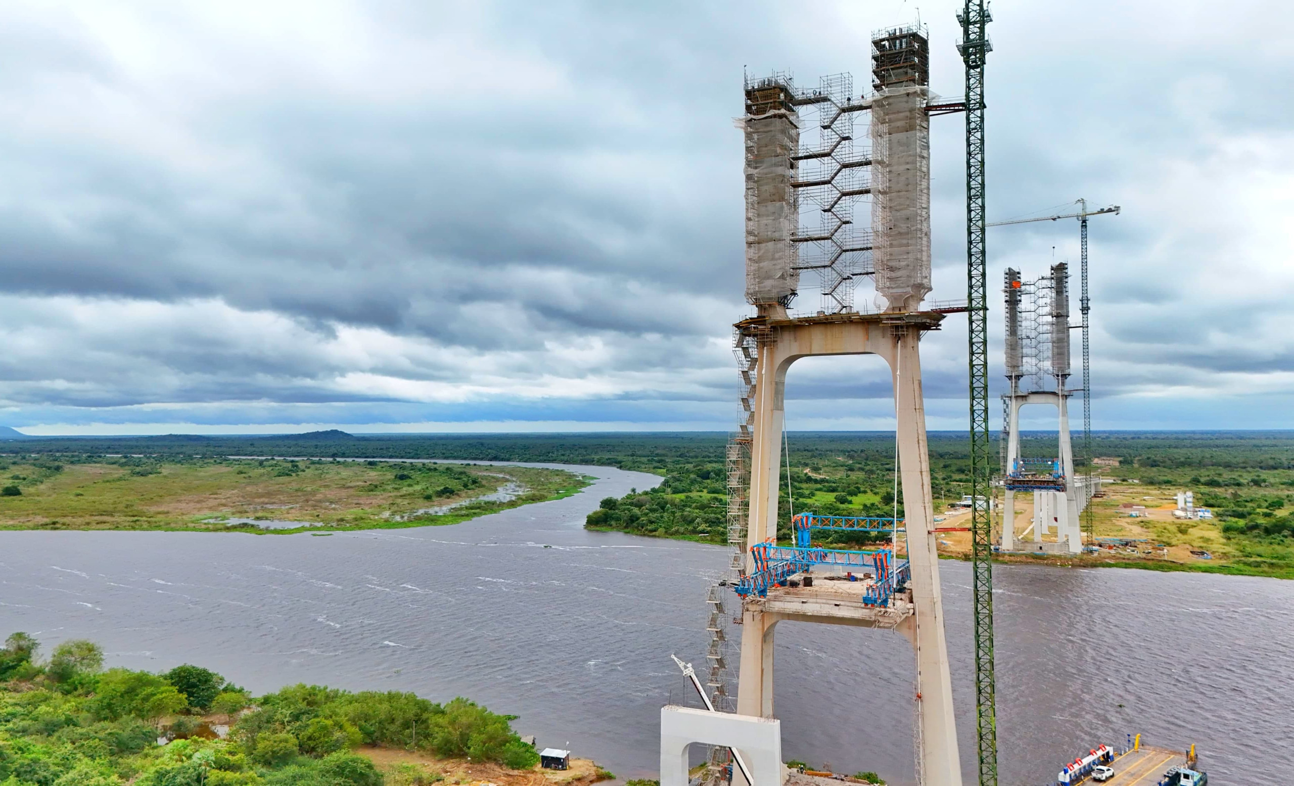 El Puente de la Bioceánica sobre el río Paraguay cerrará junio con un 79 % de avance