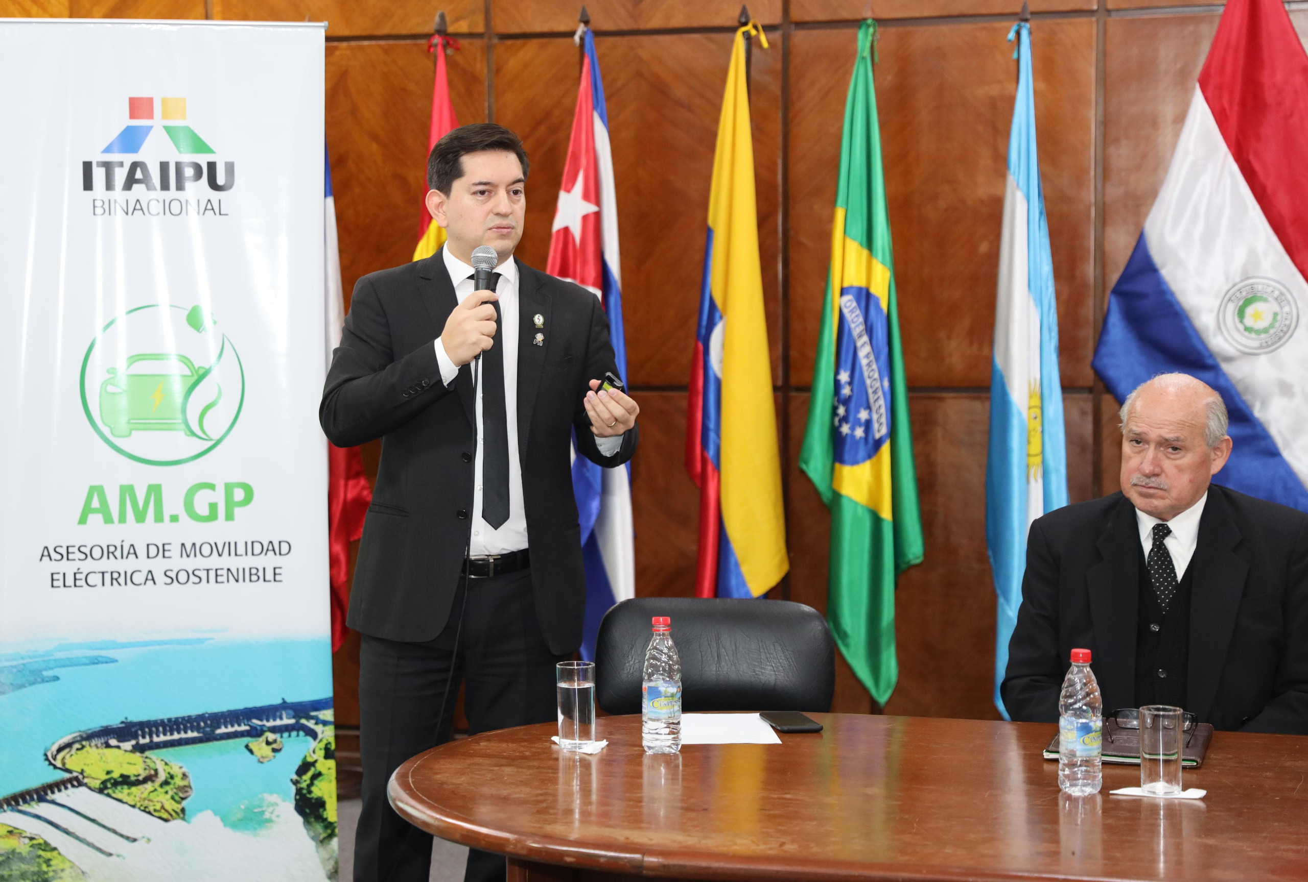 ITAIPU y el Ministerio de Defensa destacan los beneficios de la movilidad eléctrica para el país