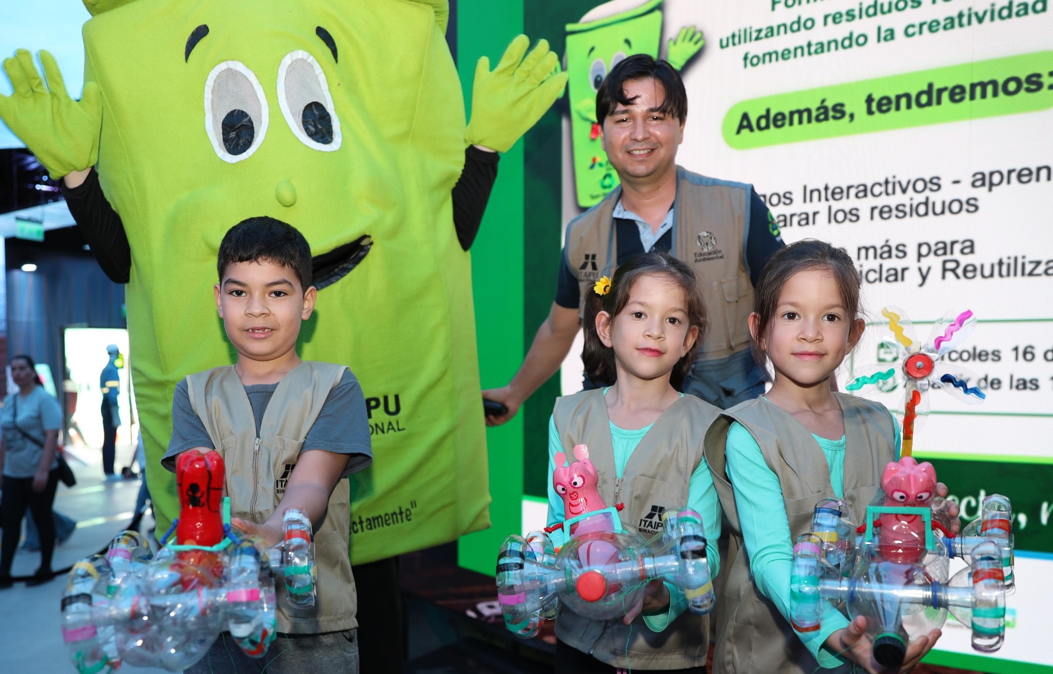 ITAIPU fomenta la conciencia ambiental y el reciclaje en el stand de la Expo 2025