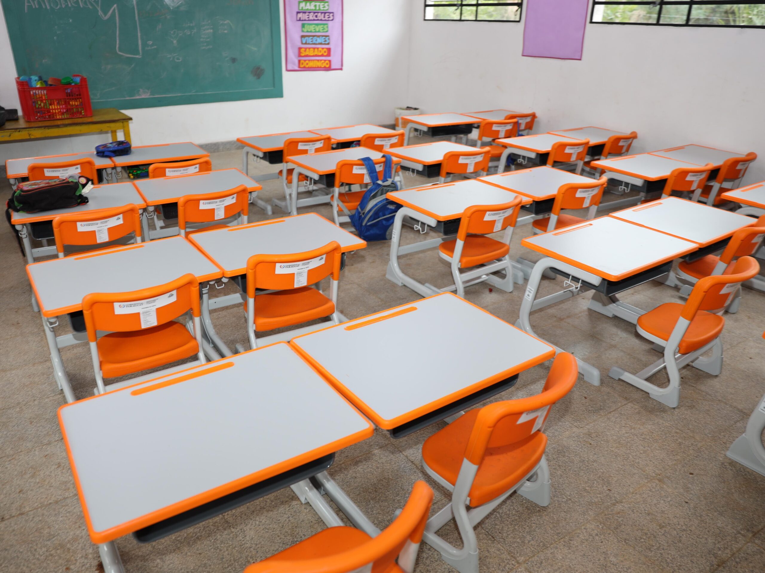 Se entregaron más de 261 mil muebles escolares adquiridos por ITAIPU, que equivale casi al 80 % del total previsto