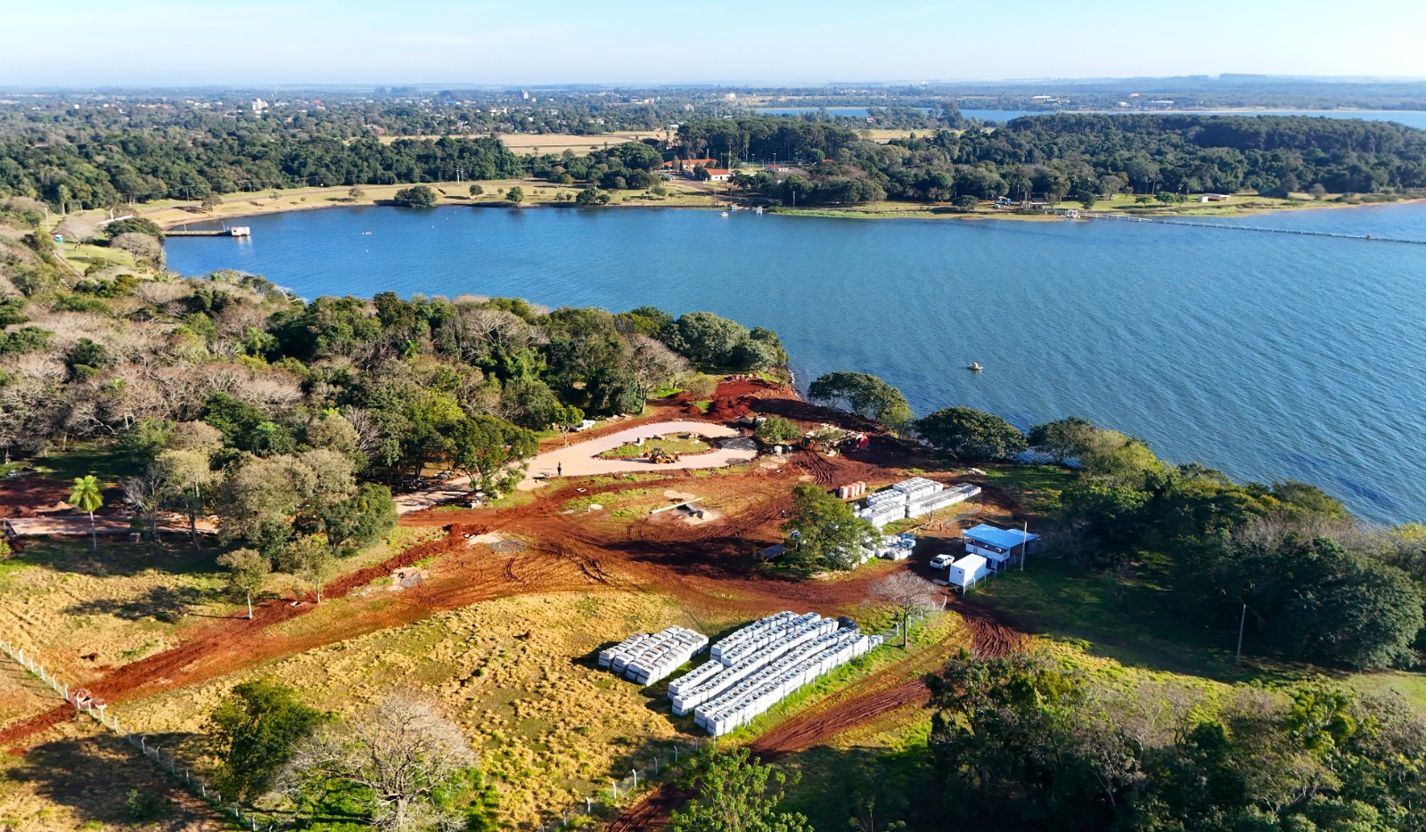 Planta solar flotante de ITAIPU avanza con la llegada de paneles y ejecución de obras civiles