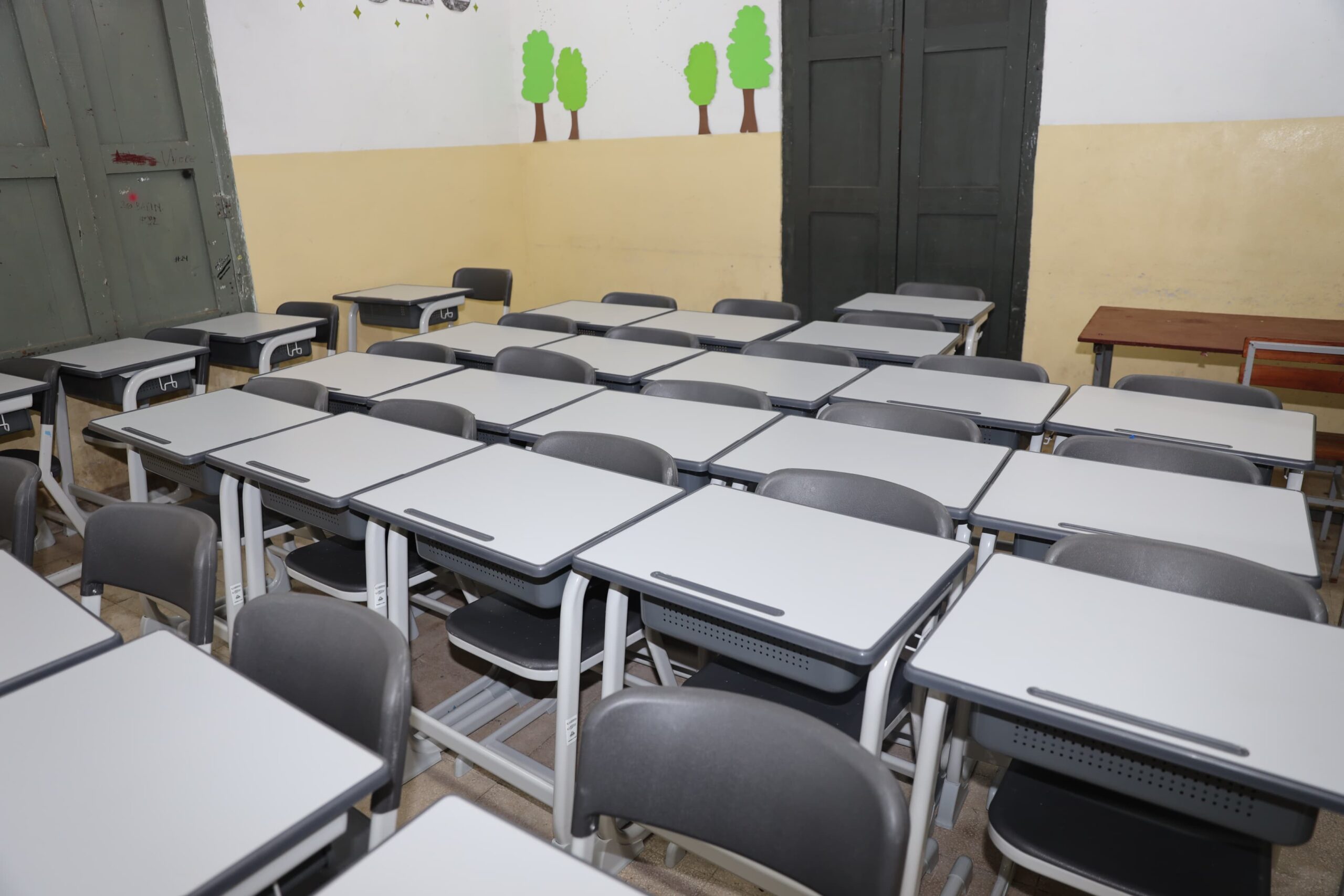 Cerca de 281.000 mobiliarios escolares adquiridos por ITAIPU ya fueron distribuidos en distritos priorizados