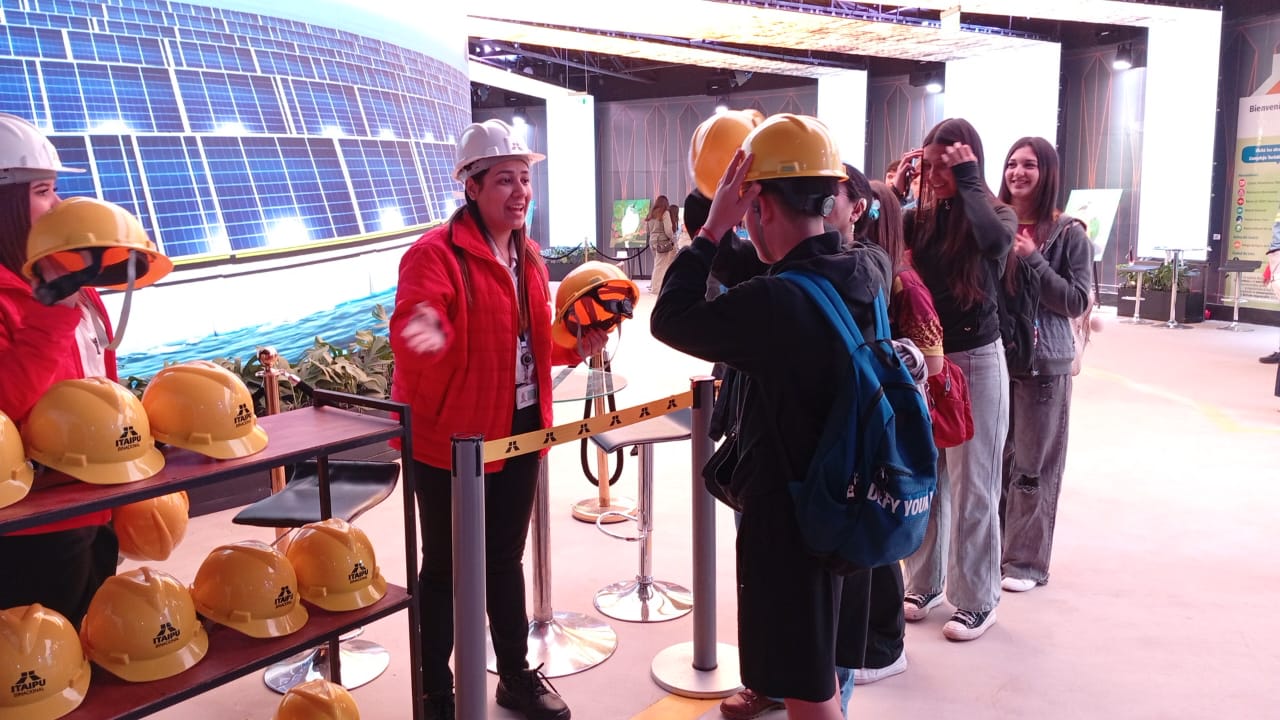Stand de ITAIPU fue parte del desafío organizado por la SNJ para los jóvenes que asisten a la Expo