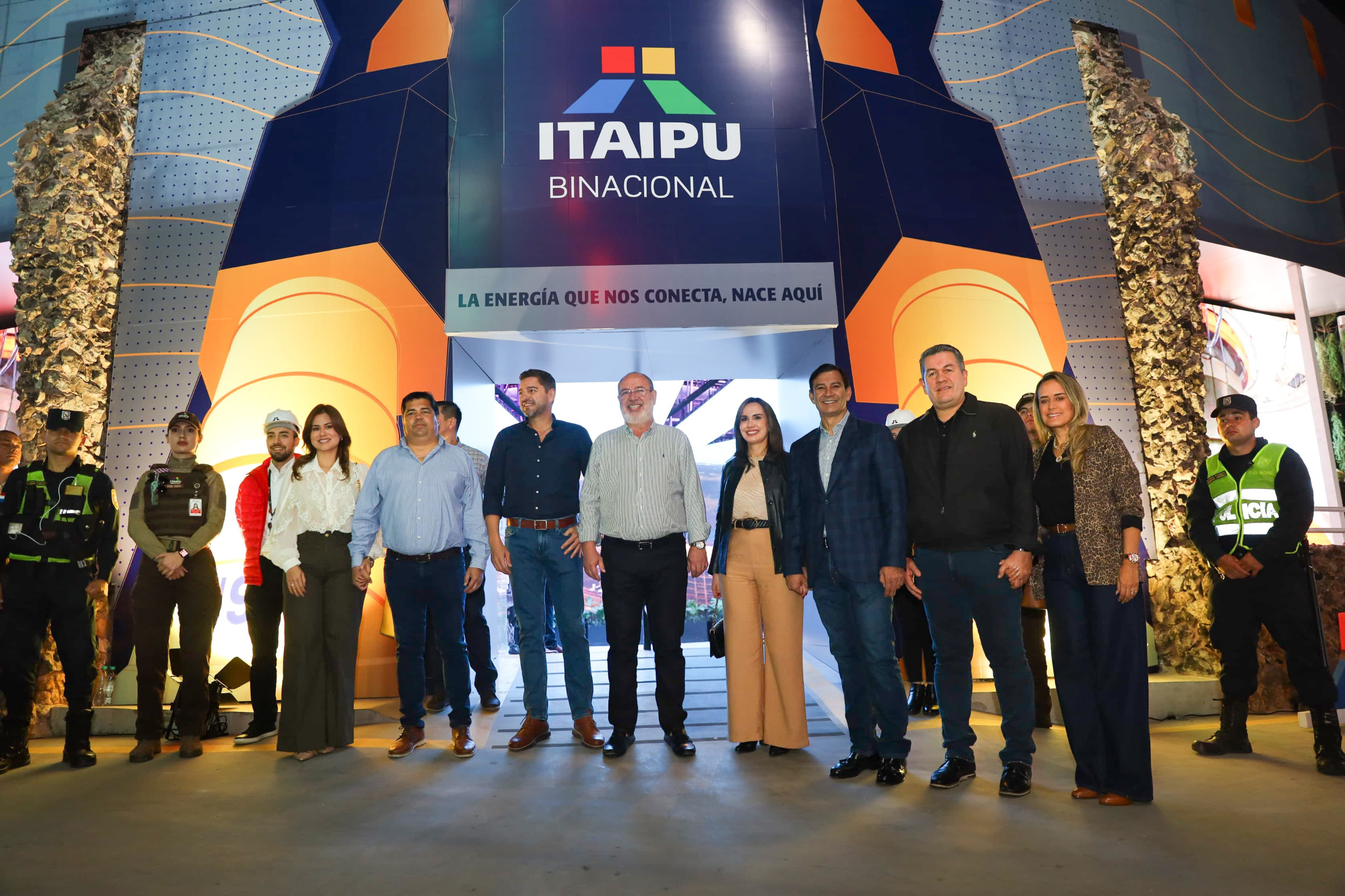 Presidente en ejercicio Alliana visitó stand de ITAIPU en la Expo y destacó aporte de la Binacional para el desarrollo