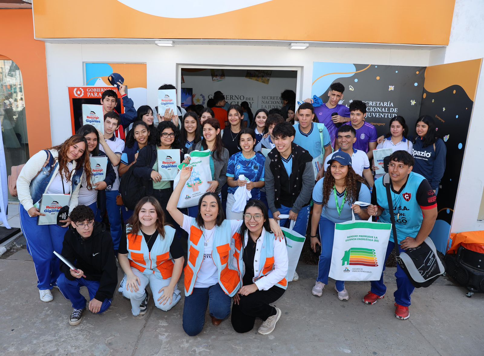 ITAIPU otorgó premios a ganadores del desafío «La búsqueda del Tesoro» en la Expo 2025