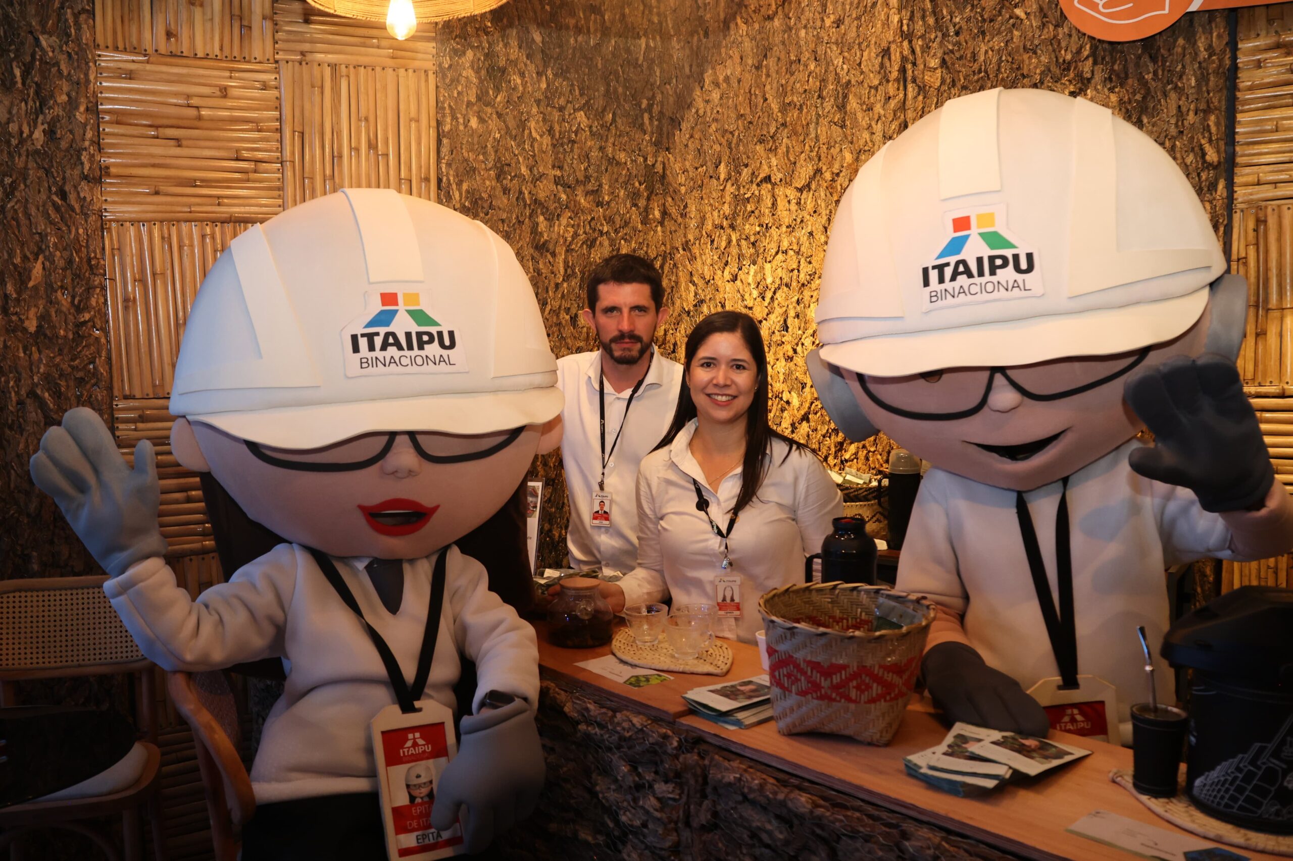 El público de la Expo puede conocer las propiedades de las hierbas medicinales en el Bar del Mate de ITAIPU