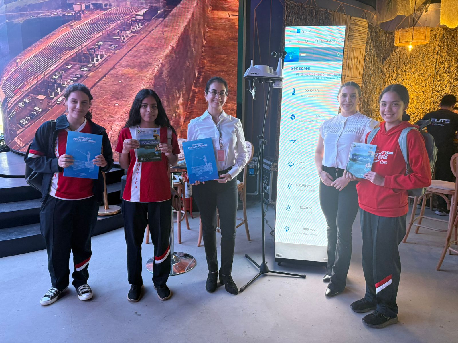 ITAIPU exhibe sus acciones de monitoreo climático y pesca responsable en la Expo Paraguay 2025