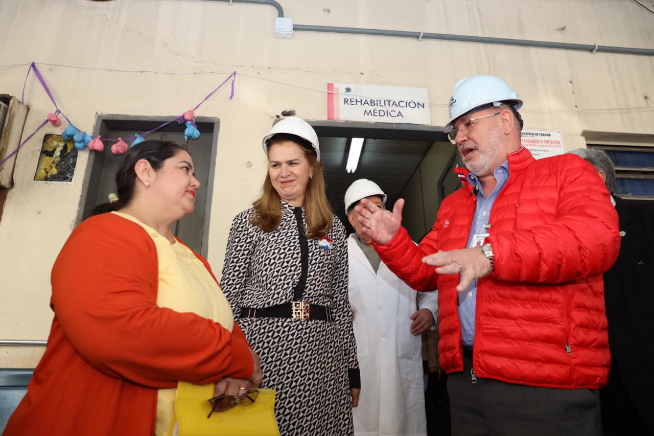 Autoridades de ITAIPU y Salud Pública verifican obras de revitalización en el Hospital de Trauma