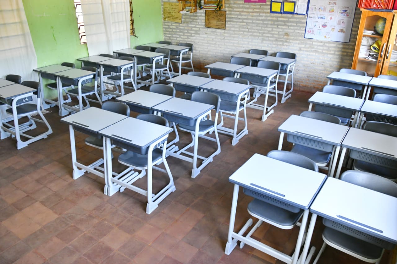 Ya se distribuyó el 95 % de los muebles escolares adquiridos por ITAIPU en todo el país