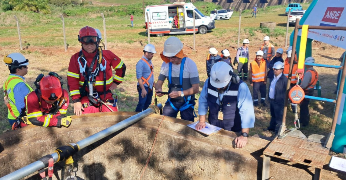 Técnicos y bomberos de ITAIPU cooperan en inspección de la tubería forzada en la Central Acaray