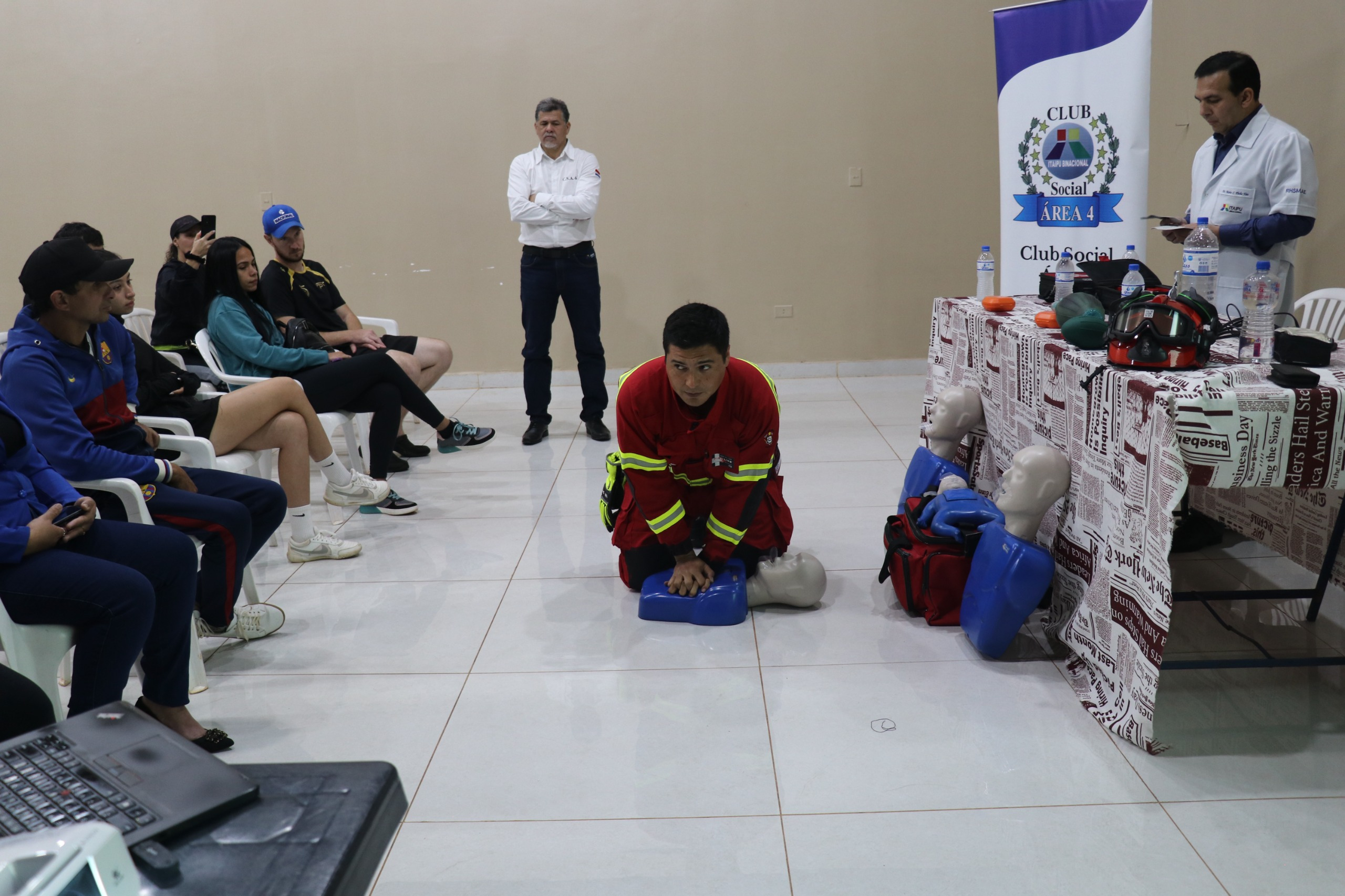 Profesionales de ITAIPU ofrecen taller sobre uso de desfibriladores en el Club Área 4