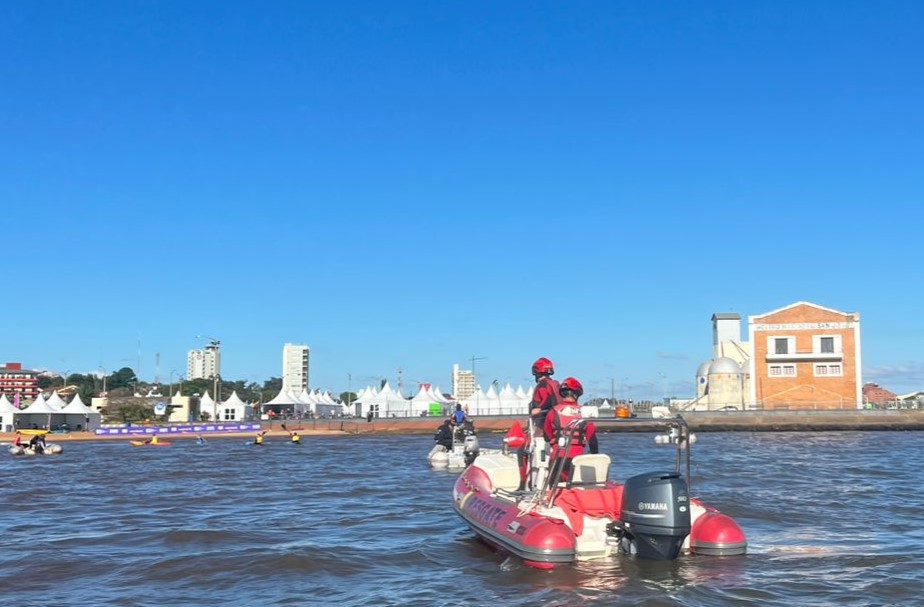 Bomberos de ITAIPU brindaron soporte en competencias acuáticas de los Juegos ASU2025 en Encarnación
