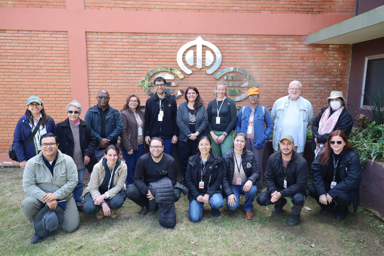 Comitiva internacional de académicos verifica espacios de restauración forestal de ITAIPU