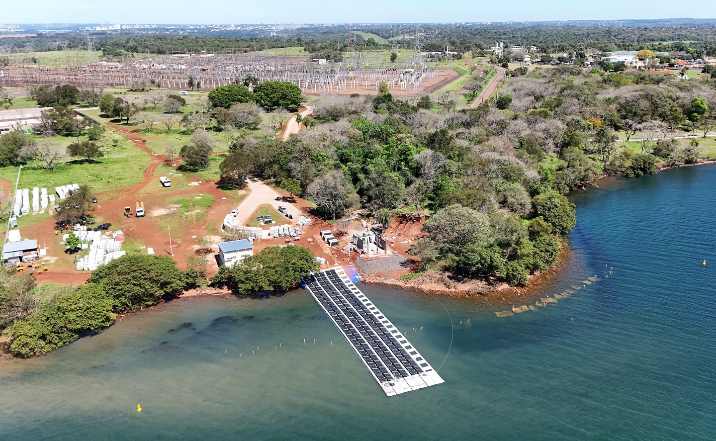 Comenzó la instalación del primer conjunto de flotadores que darán forma a la Planta Solar Flotante de ITAIPU