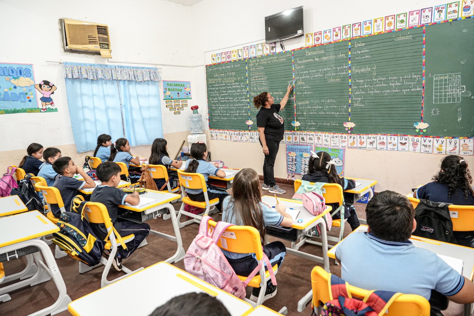 Se cumplió con entrega del 100 % de muebles escolares adquiridos por ITAIPU en 1.383 instituciones educativas beneficiadas
