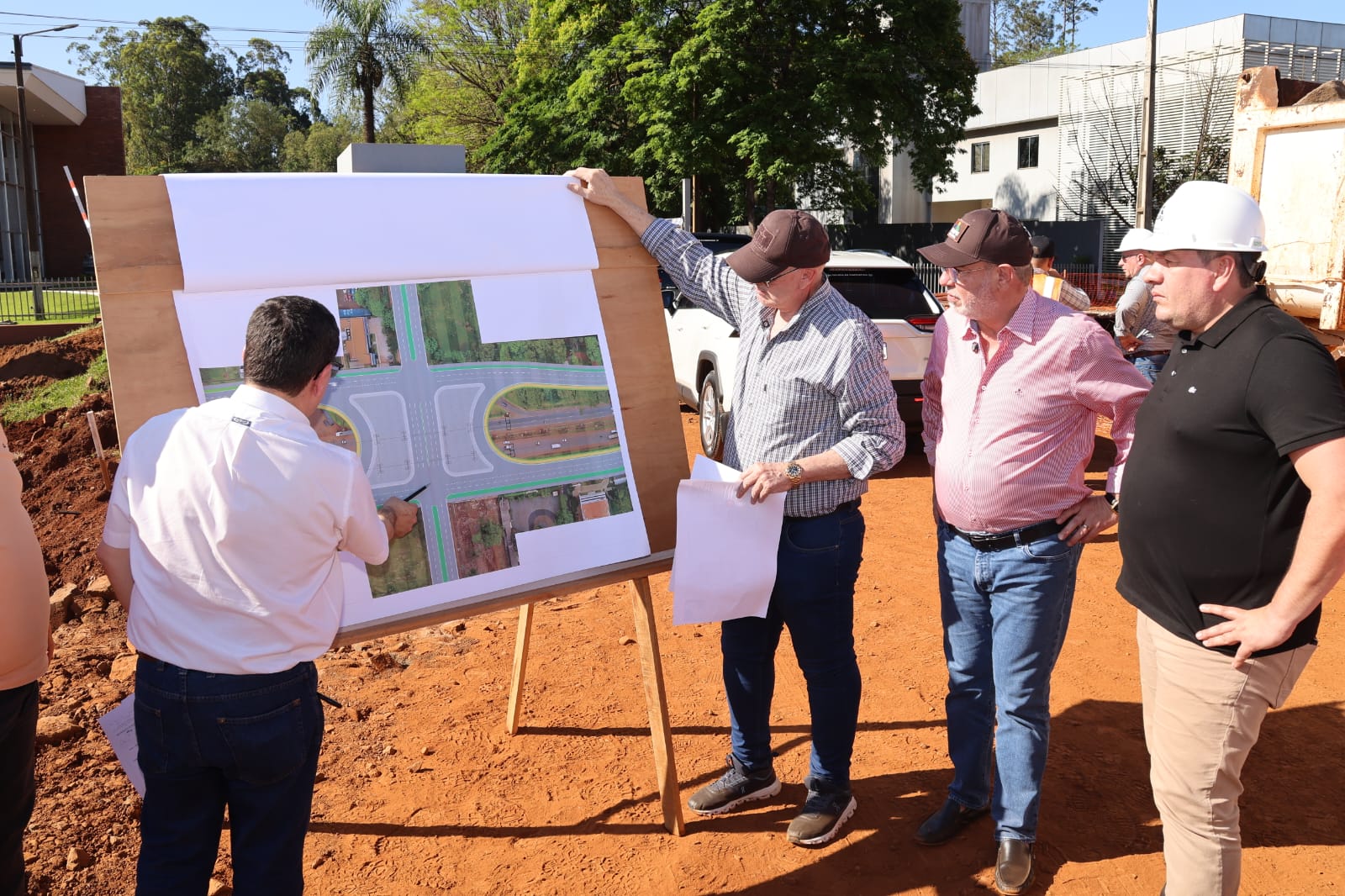Director general de ITAIPU verifica avance de obras de infraestructura financiadas en Alto Paraná