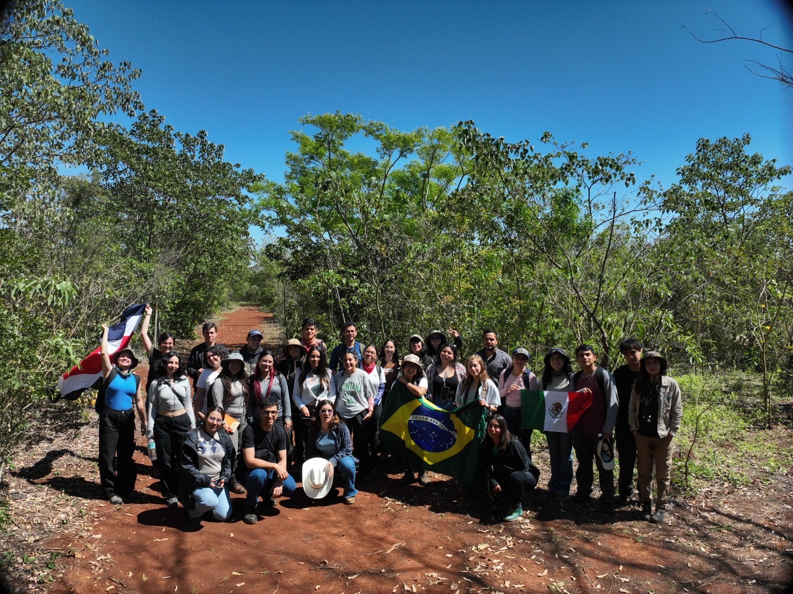 Presentan proyectos de conservación de ITAIPU a comitiva internacional de estudiantes