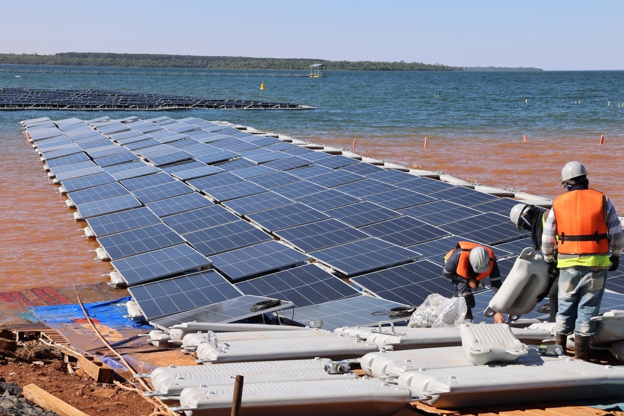 ITAIPU finaliza instalación de paneles solares en su Planta Flotante