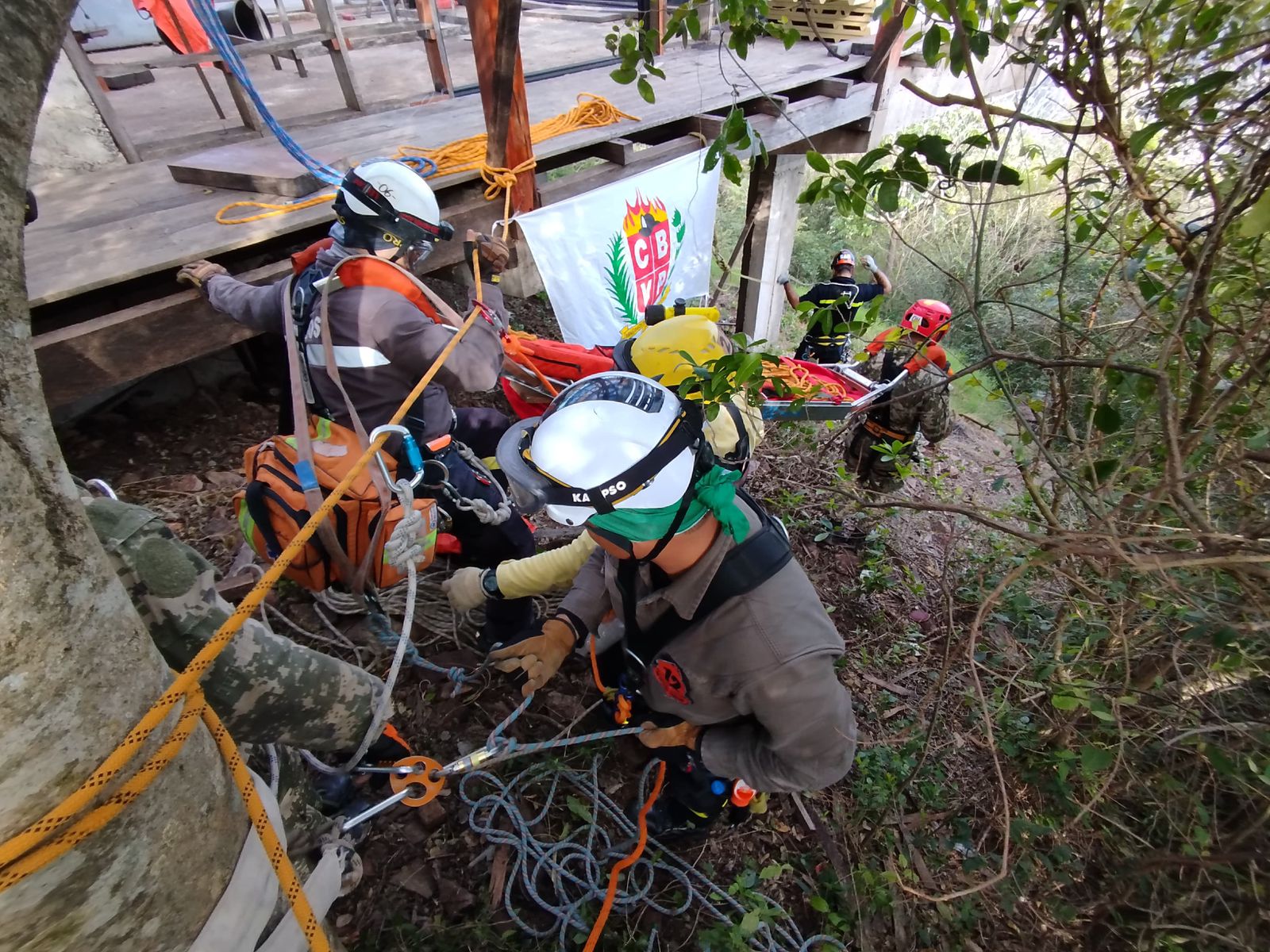 Bomberos de ITAIPU egresan del curso de búsqueda y rescate realizado por el CBVP