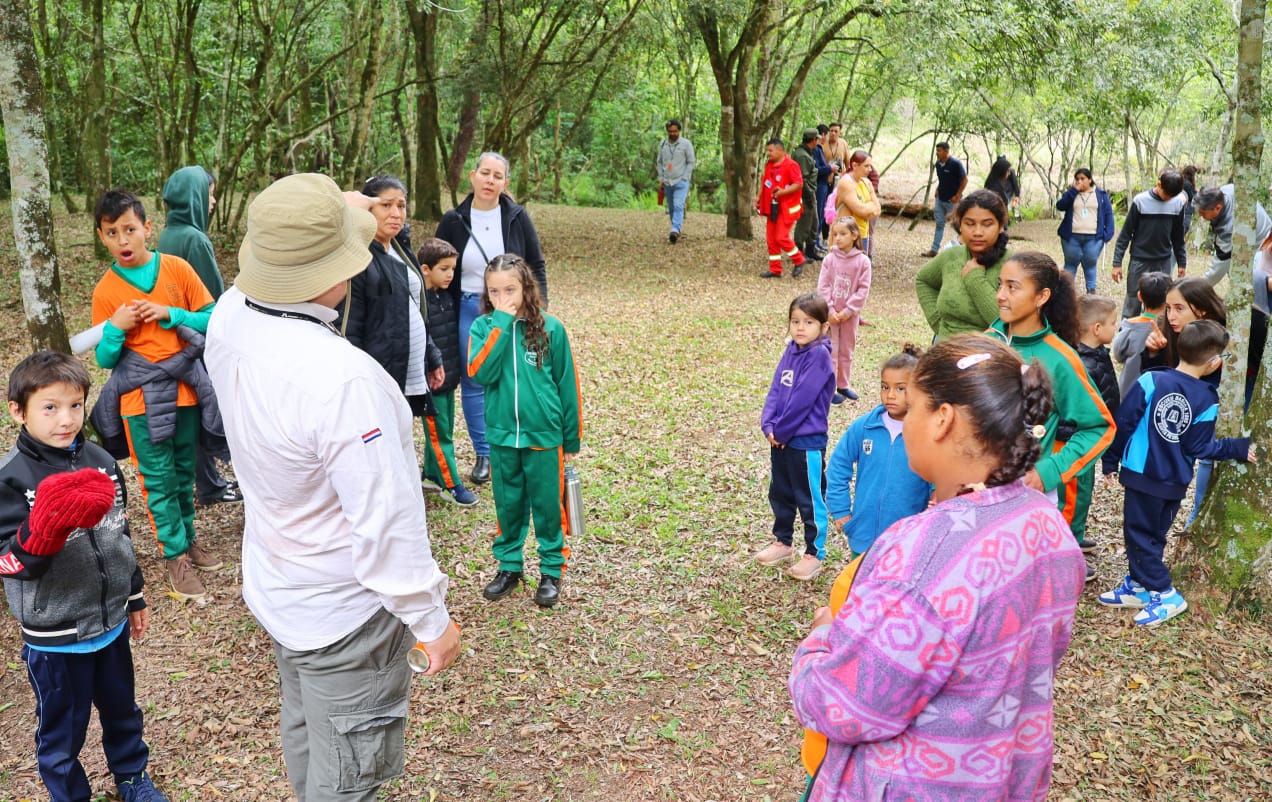 Celebran aniversario de la Reserva Natural Pikyry de ITAIPU con visita de escolares