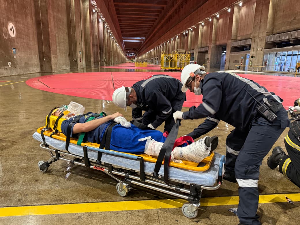 Realizan simulacro de evacuación en área industrial de ITAIPU como práctica de seguridad