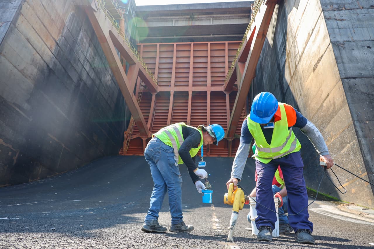 Culminan trabajos de mantenimiento en el canal izquierdo del vertedero de ITAIPU