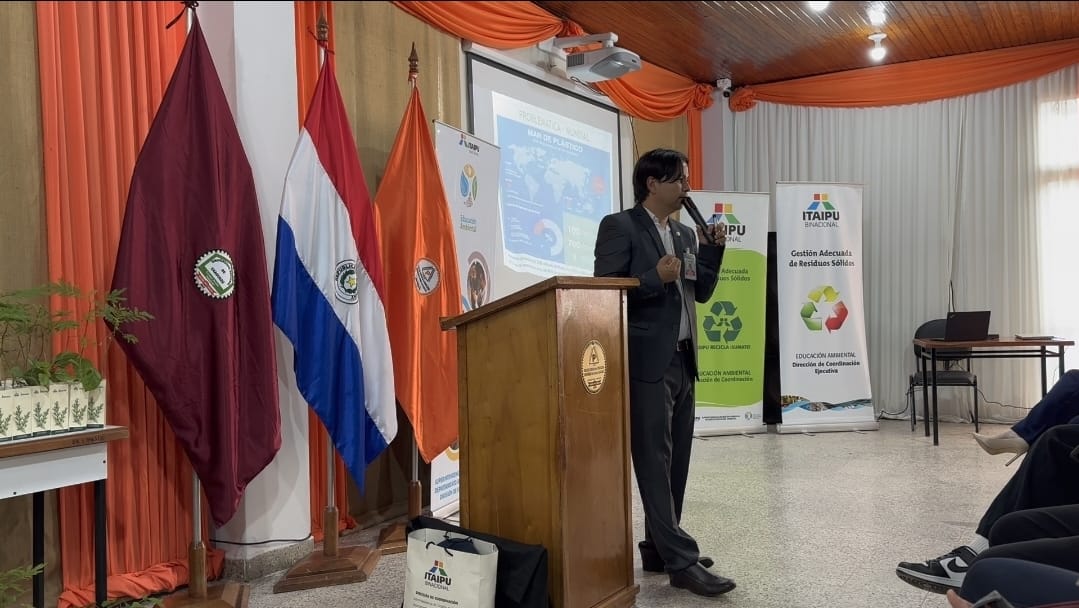 Técnicos de ITAIPU brindaron capacitación ambiental a comunidad educativa de la UNCA