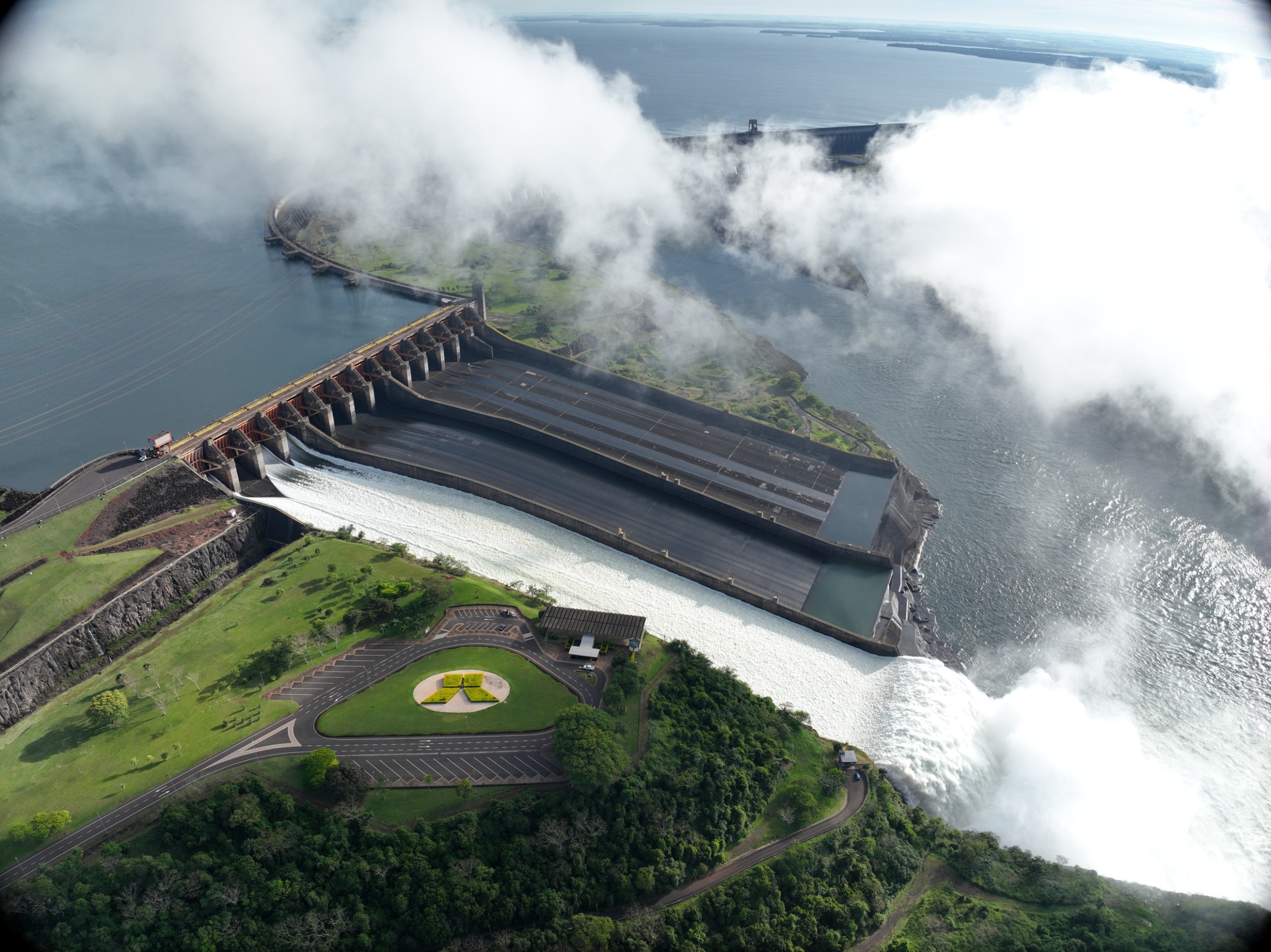 Después de casi dos años, ITAIPU abrió su vertedero para regular el nivel del embalse