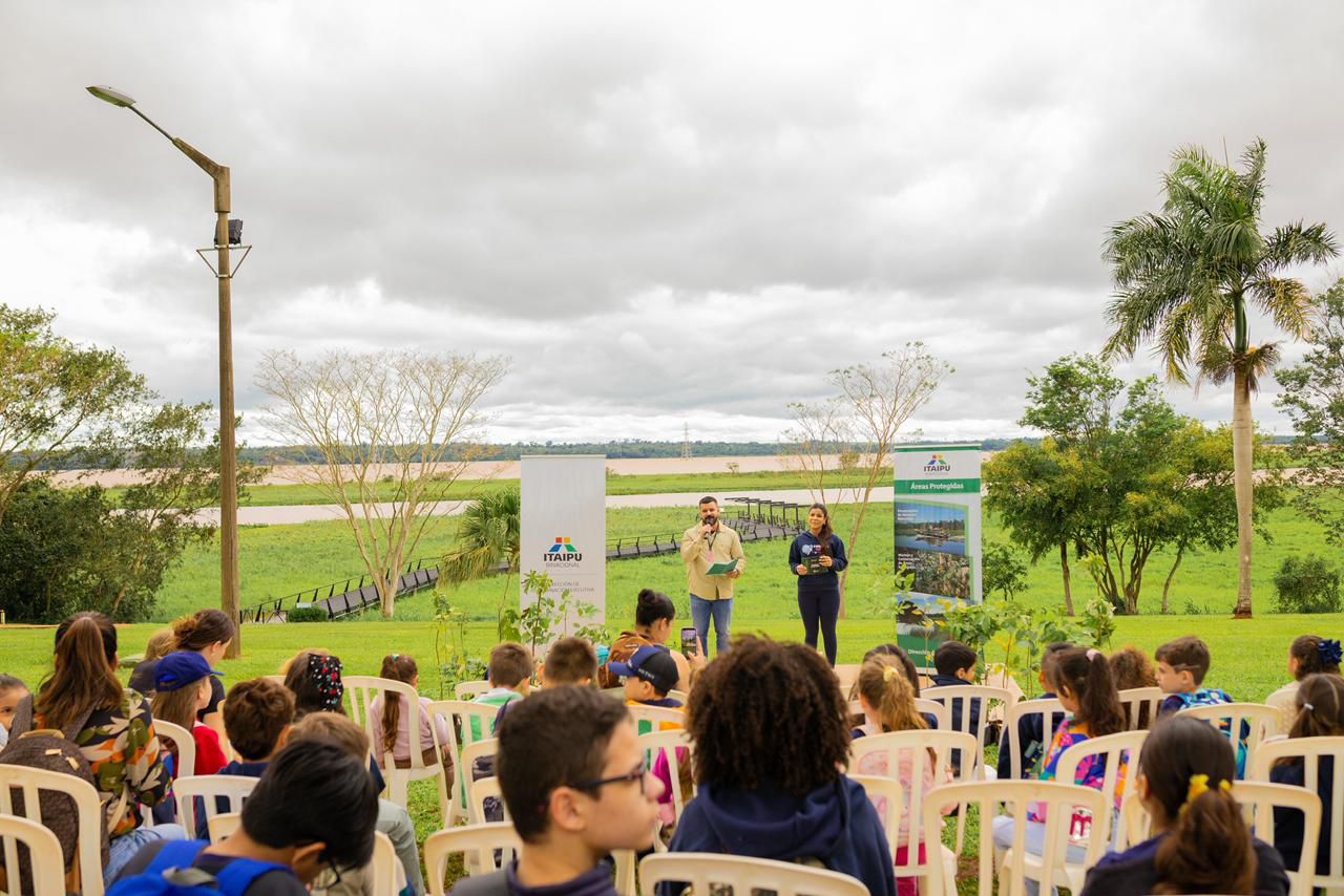 Plantan especies nativas y presentan El vuelo de Lolo en inglés en el Refugio Biológico de Mbaracayú