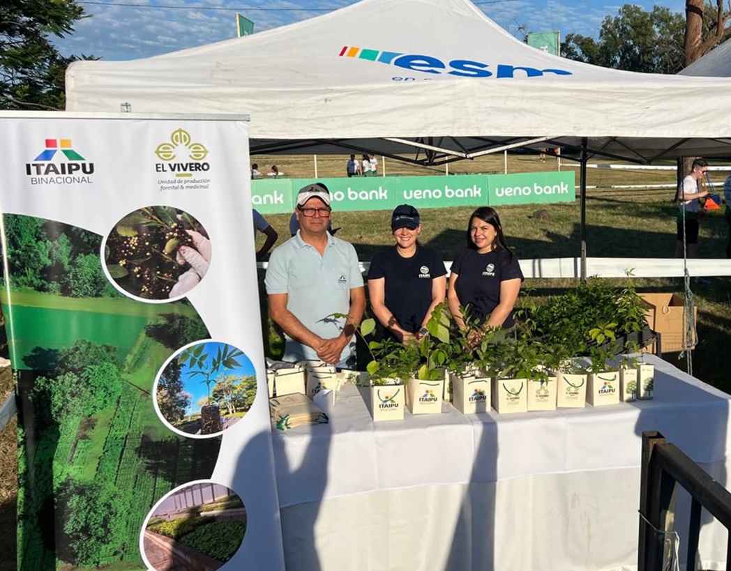 ITAIPU entregó plantines nativos durante correcaminata realizada en Ñu Guasu