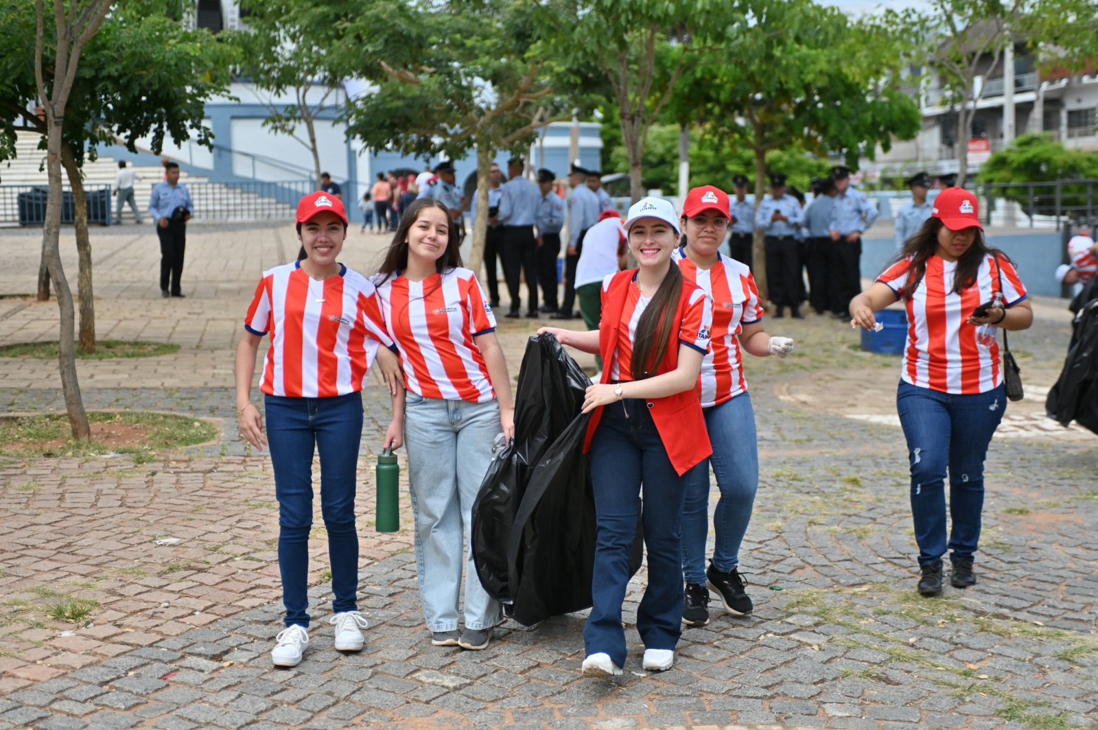 ITAIPU participó en minga ambiental y entregó insumos de limpieza de cara a festividad de Caacupé