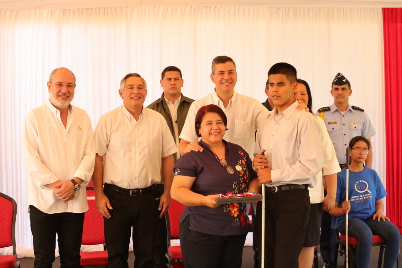 Gobierno entrega dispositivos tecnológicos para personas con discapacidad visual, financiados por ITAIPU