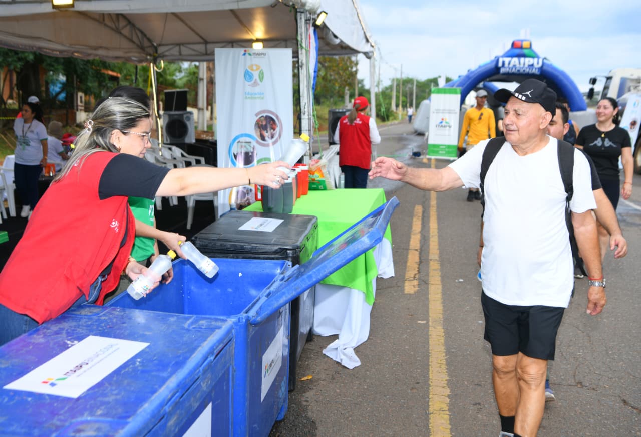 Peregrinos de Caacupé se hidrataron y recargaron sus energías en los puestos de asistencia de ITAIPU