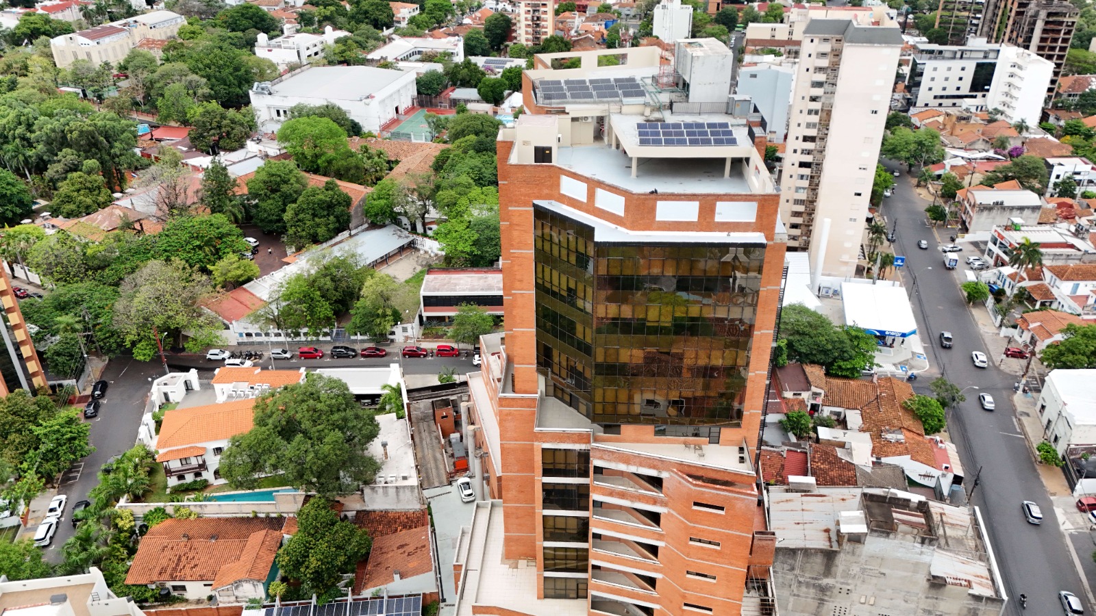 ITAIPU consolida su liderazgo en generación solar con 60 kWp en edificio corporativo