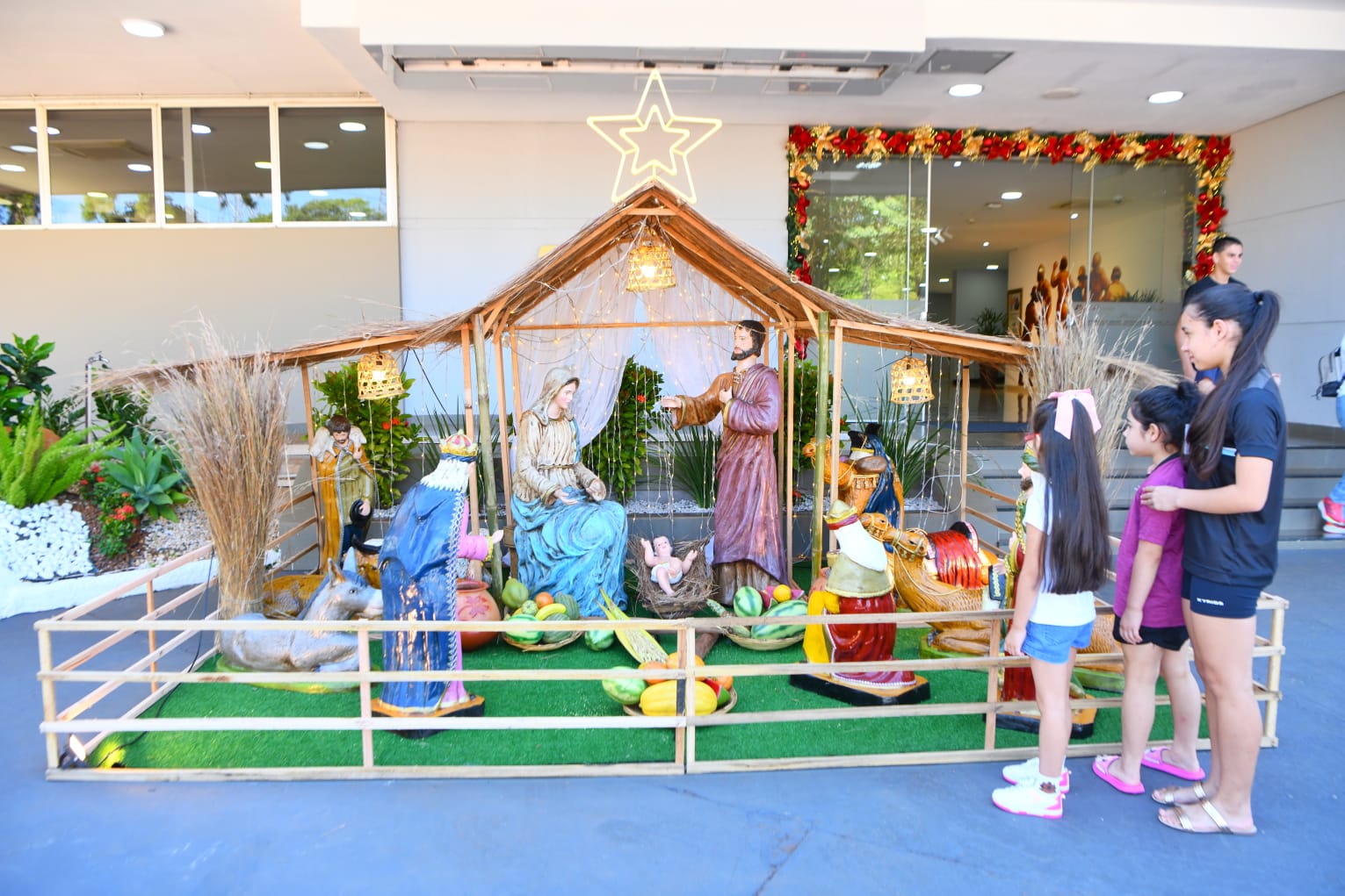 Pesebre típico de ITAIPU recibe a visitantes con ambiente navideño en Hernandarias
