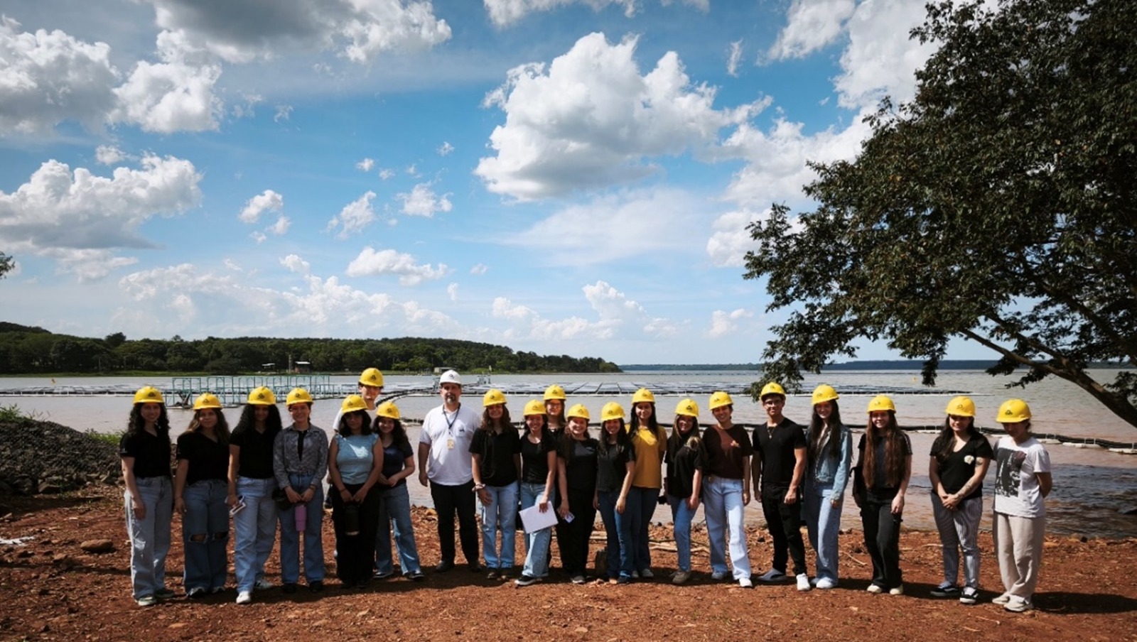 ITAIPU fortalece vínculo con la academia mediante visitas técnicas a su Planta Solar Flotante