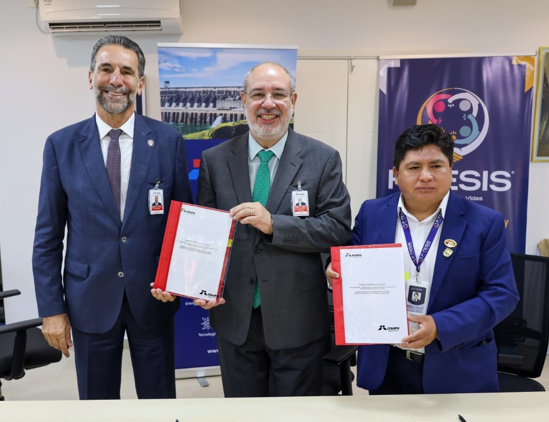 ITAIPU suscribe convenio internacional para otorgar becas de posgrado a sus empleados