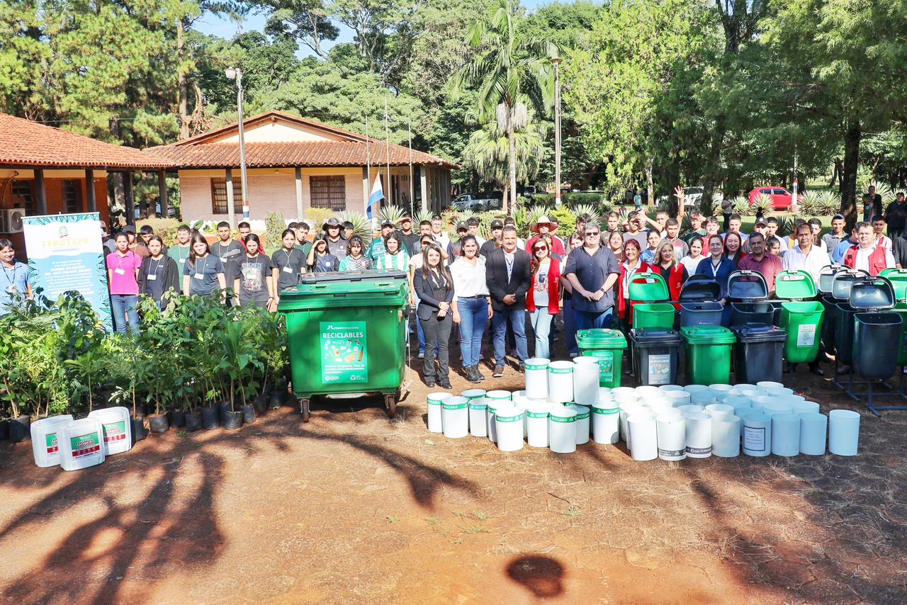 ITAIPU entregó basureros, plantines y materiales educativos a la Escuela Agrícola de Minga Guazú