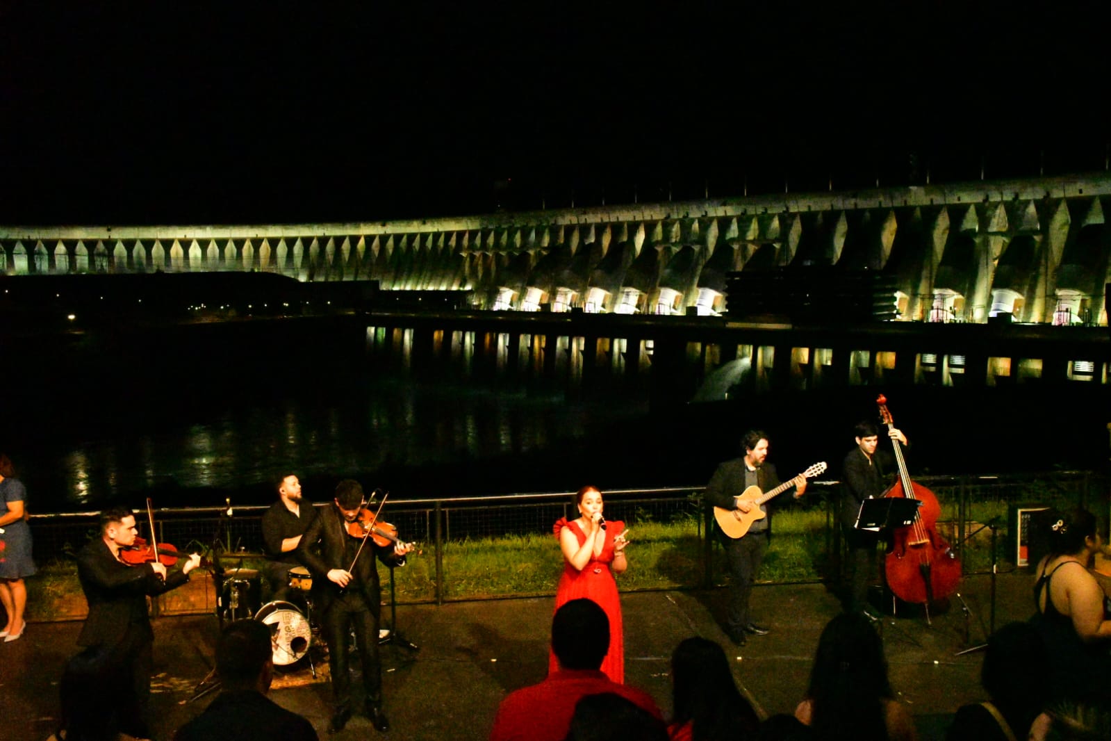 ITAIPU ofreció velada musical por el Día de los Enamorados durante la Iluminación Monumental