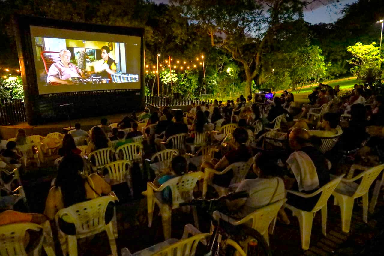 Familias disfrutaron de dos jornadas de cine al aire libre en el Parque Lineal de Ciudad del Este de ITAIPU