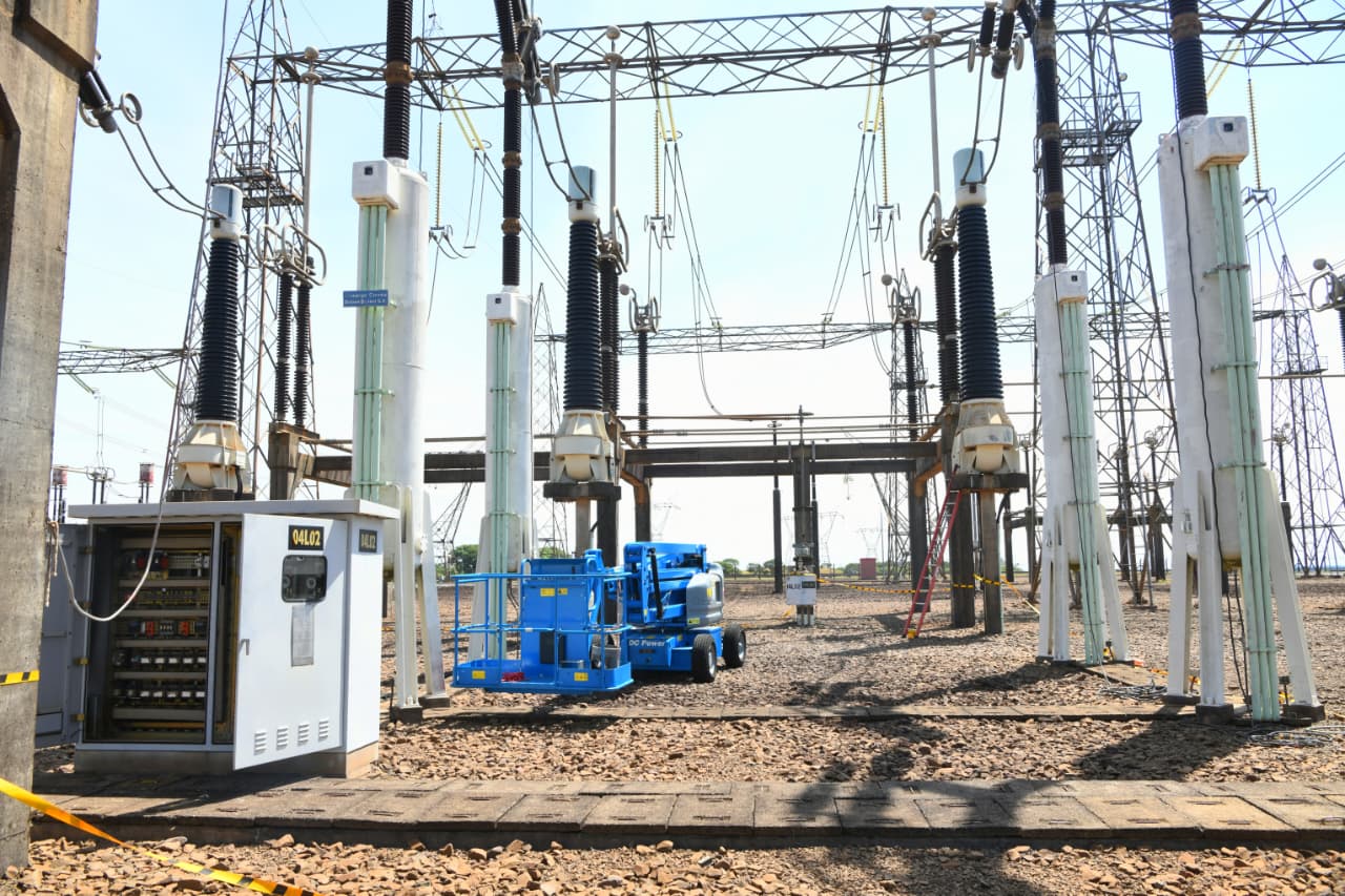 Realizan mantenimiento de interruptor de 500 kV en Subestación Margen Derecha de ITAIPU