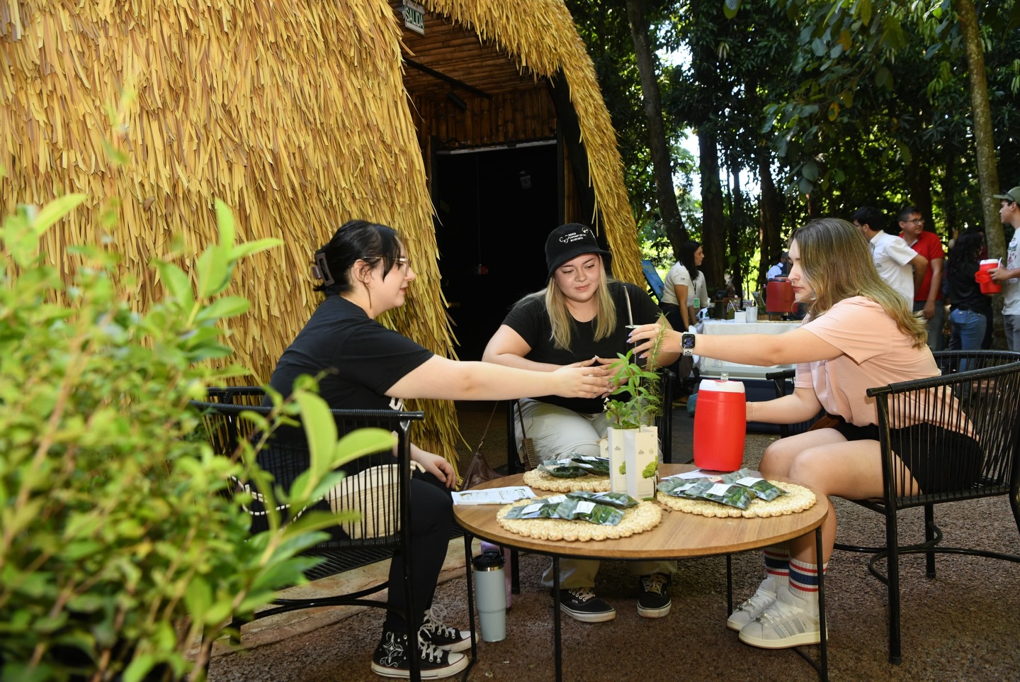 ITAIPU conmemoró el día del tereré con entrega de plantines y sobres de hierbas medicinales