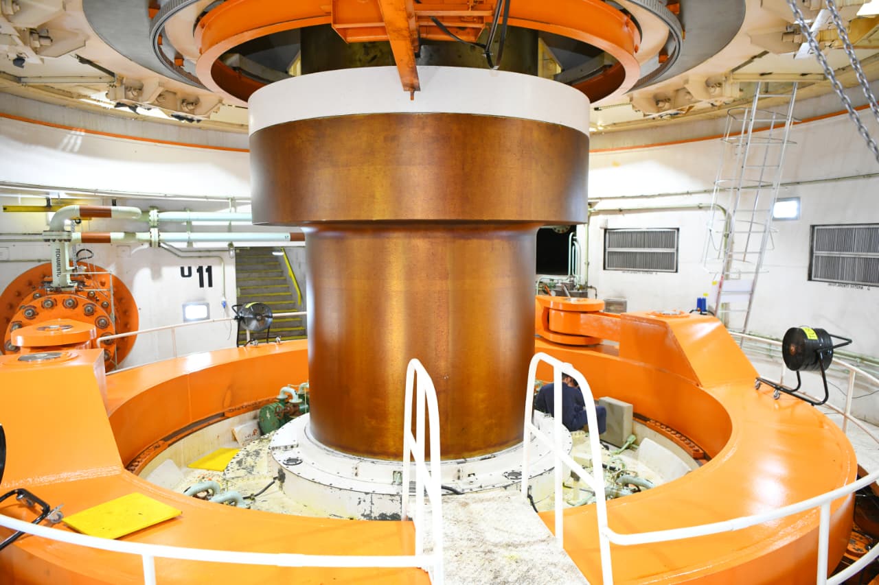 Profesionales de ITAIPU realizan el mantenimiento trianual de la U11 en la central hidroeléctrica