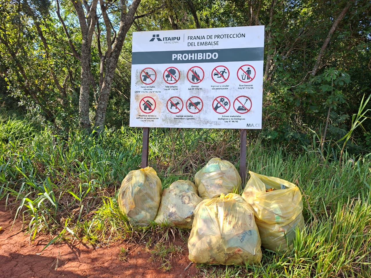 Guardaparques de ITAIPU realizaron una jornada de limpieza en la Reserva Natural Pikyry