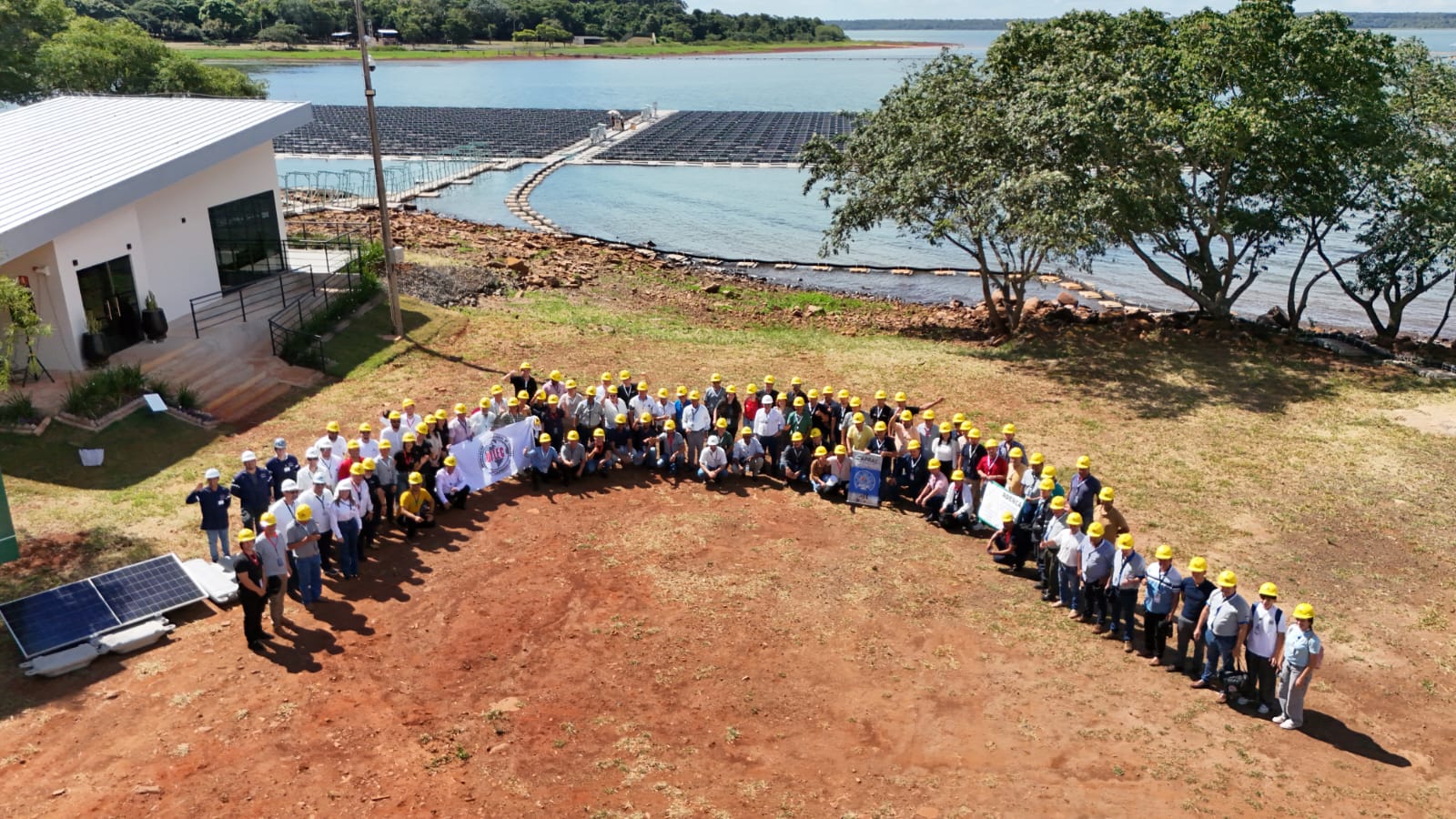 Profesionales del sector eléctrico participaron en charla y conocieron la Planta Solar Flotante de ITAIPU